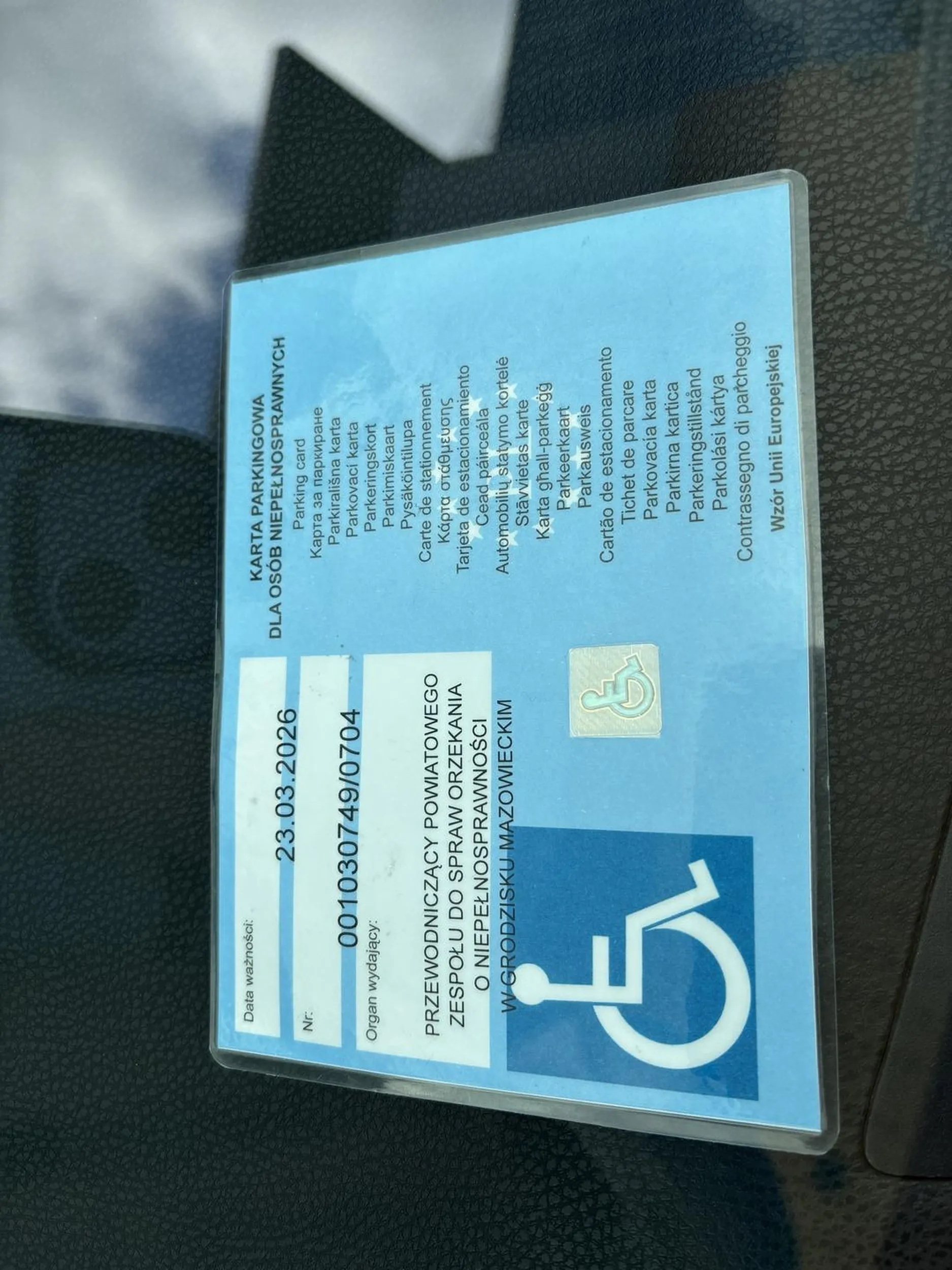 Nie ładnie podrabiać karty parkingowe drogi kierujący