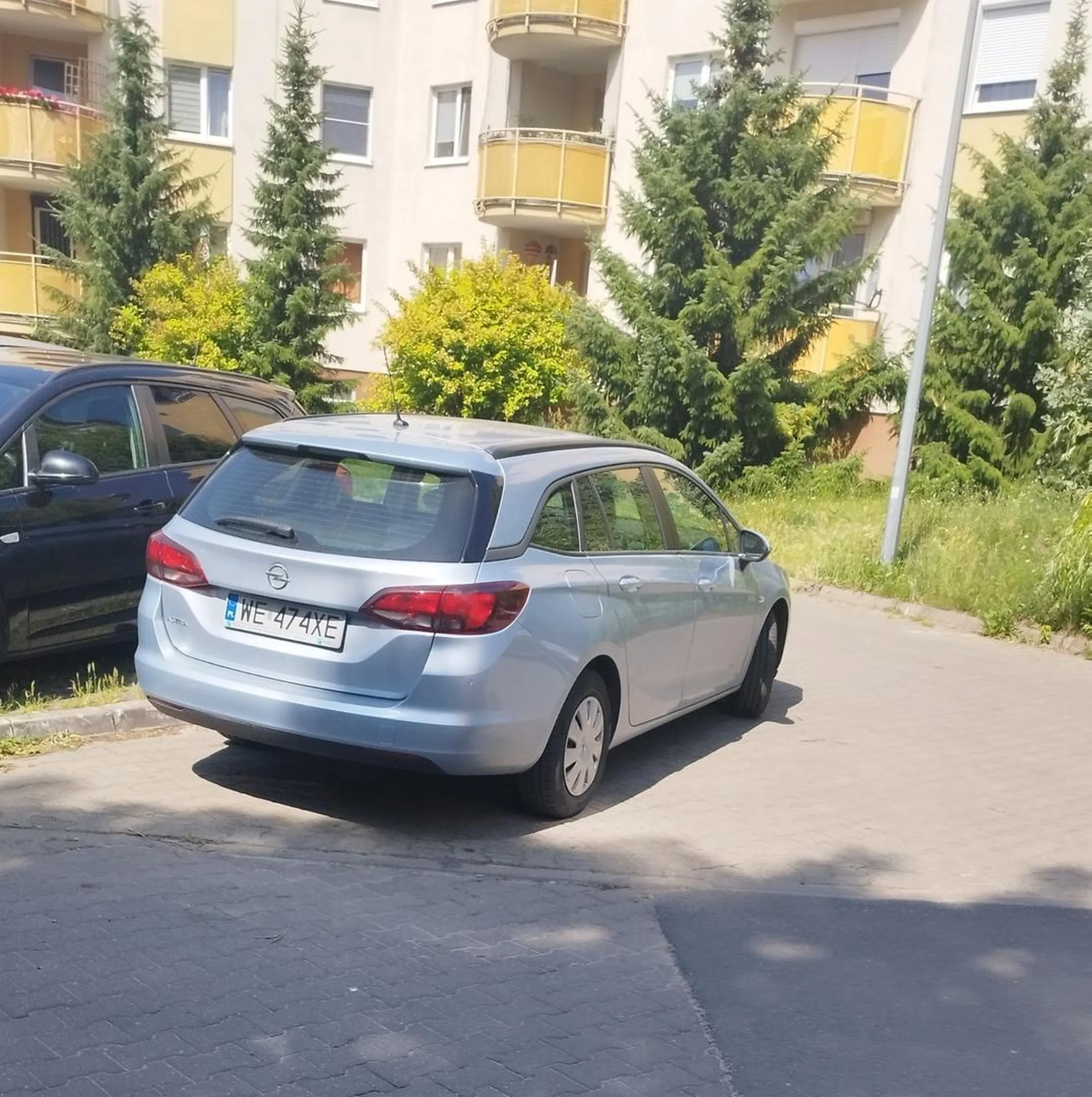 Nadal nie ogarnia zasad parkowania i blokuje przejazd