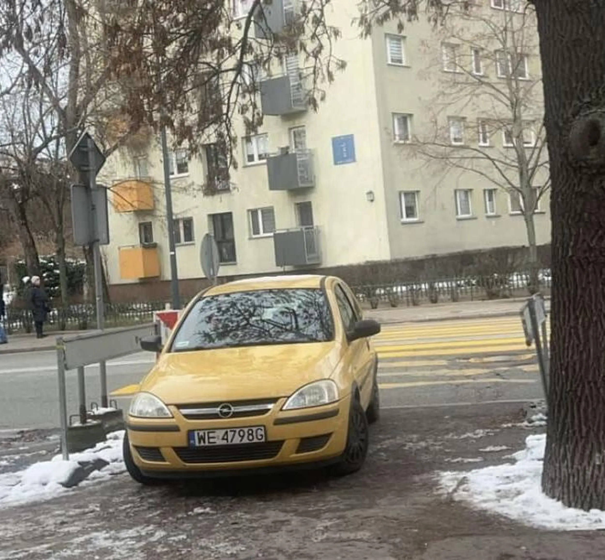 No pięknie ktoś zaparkował na pasach, tym bardziej że stawiają tam wyspę
