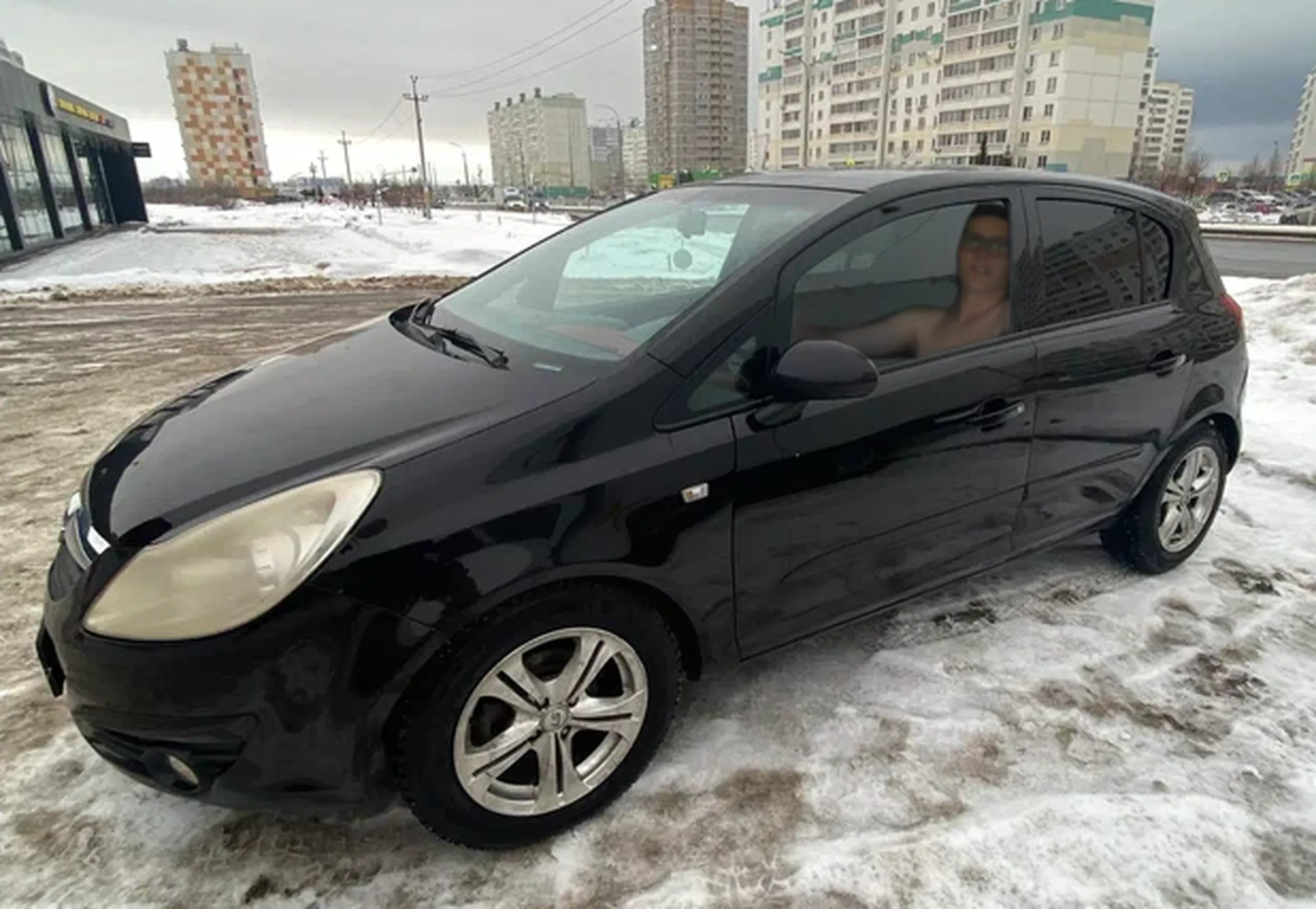 Kierowca corsy wymusił na skrzyżowaniu pierwszeństwo po czym zaczął gonić mnie z kastetem i gazem pieprzowym, do tego przejeżdżając przechodniów.