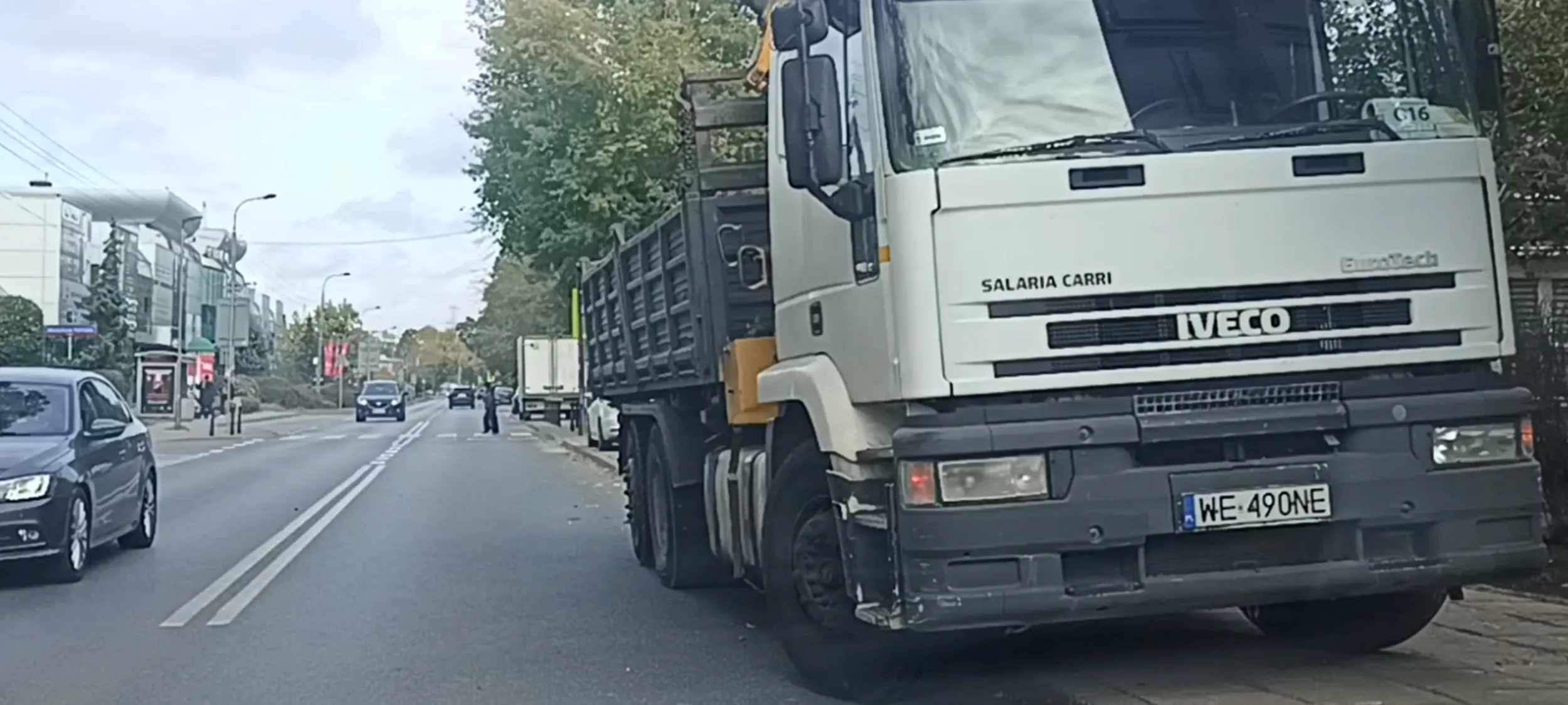 Prostak parkuje krzywo na ulicy. Qurła mać, prostaku, ulica to nie parking.