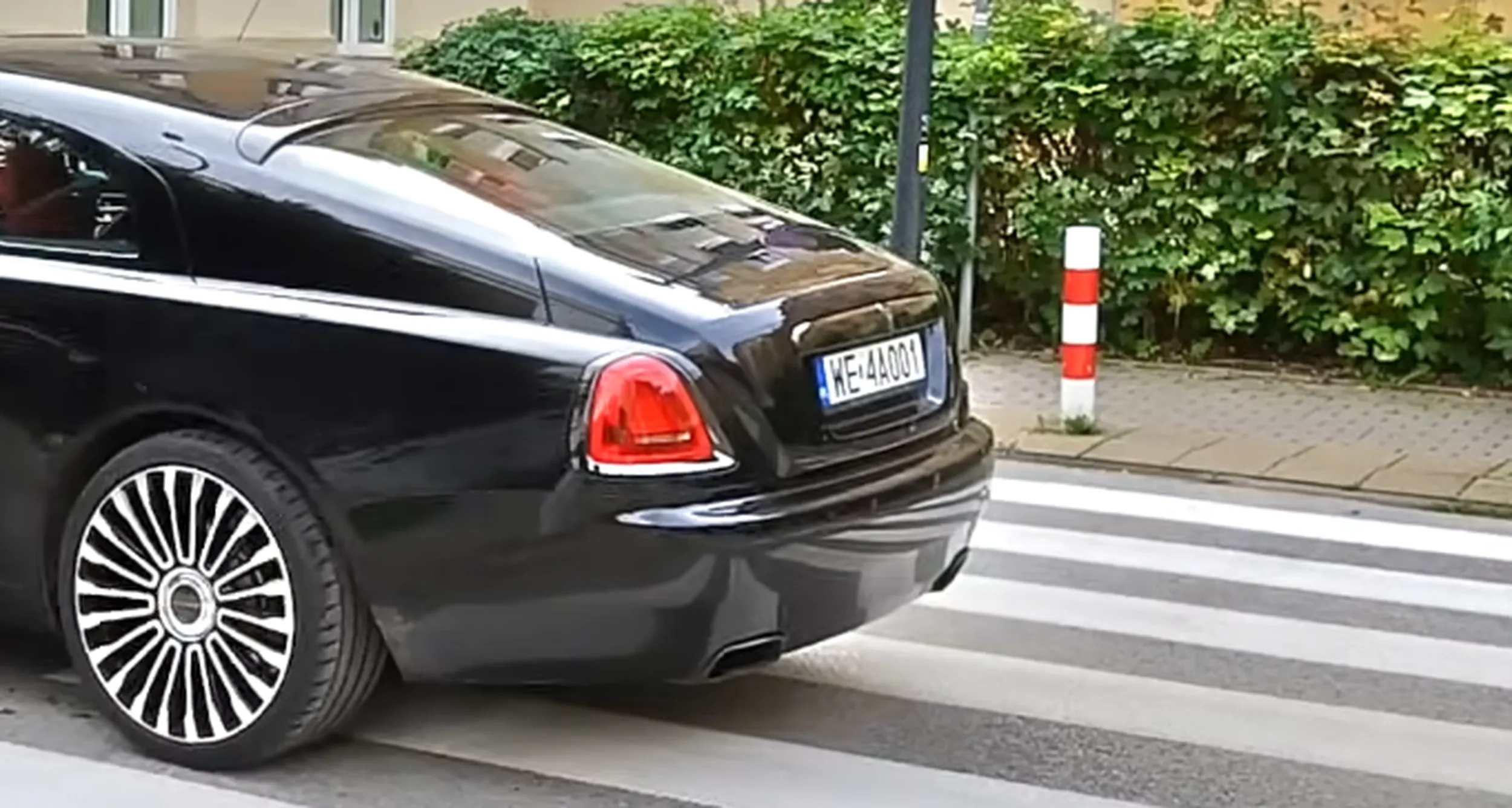 Elegancka i inteligentna kobieta, pełna klasy i zdrowego rozsądku. Dobrze tego chłystka Pani zgasiła. ;)