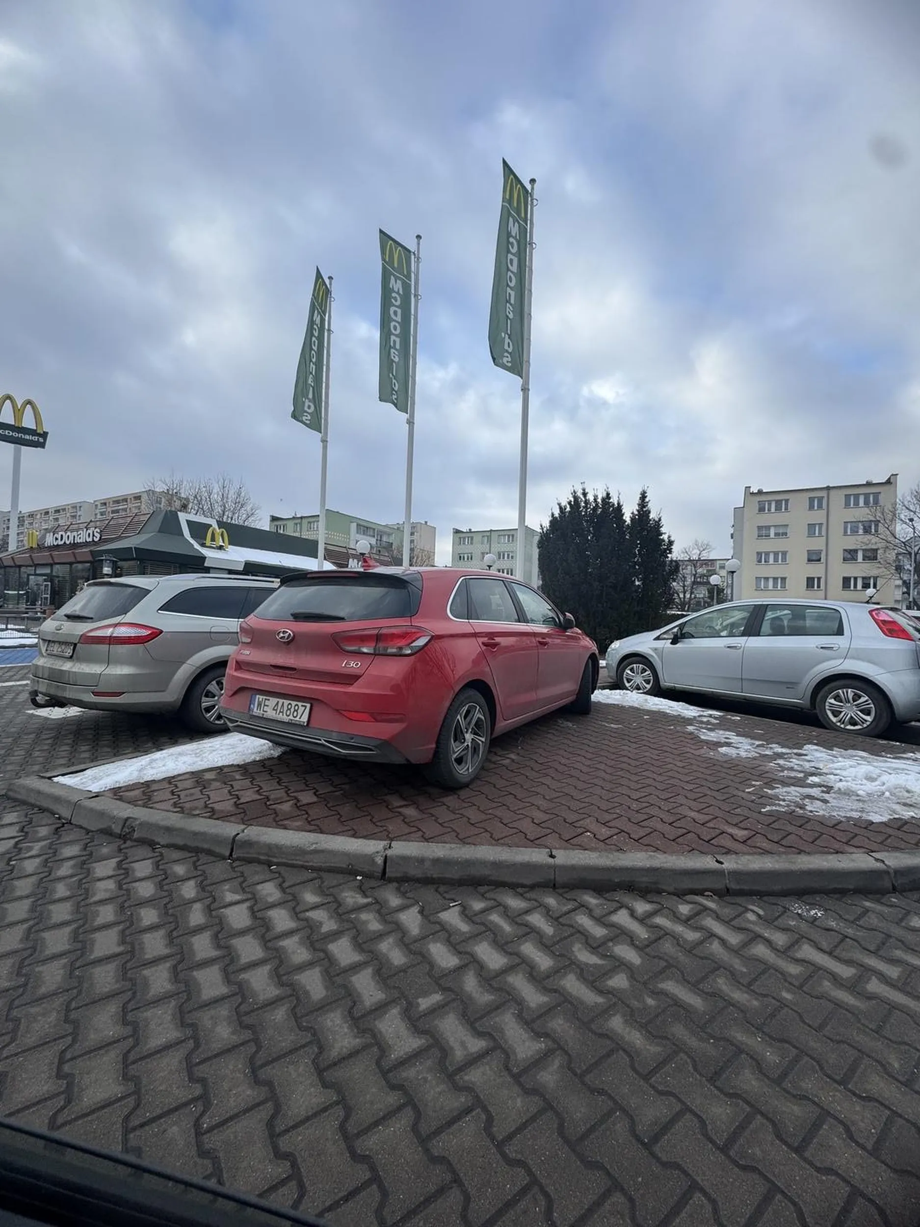 Naucz się parkować geniuszu w wyznaczonych do tego miejscach na nie na środku chodnika utrudniając przejście pieszym.