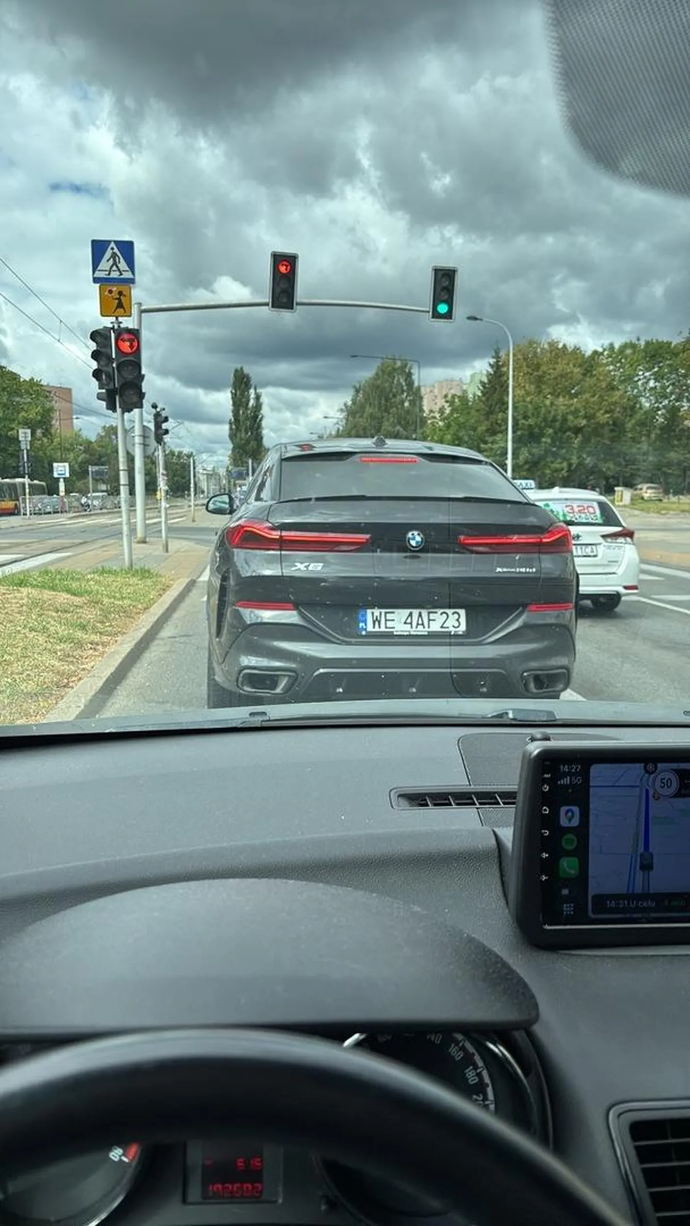 Pan miał pretensje, że zatrzymałam się na pomarańczowym świetle zamiast przejechać, tak aby on mógł pokonać skrzyżowanie na czerwonym. Marka samochodu przypadkowa :)