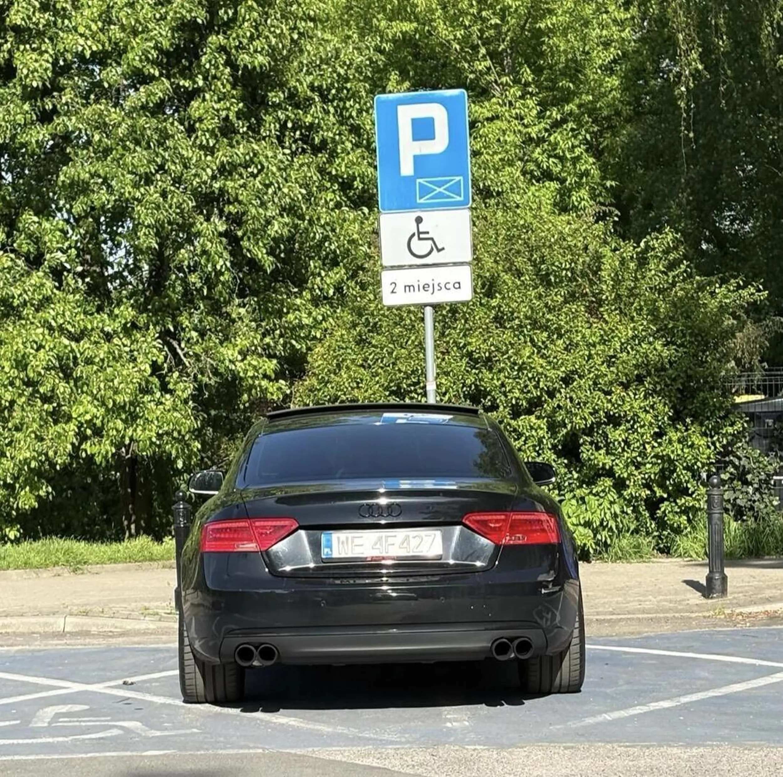 typowy audziarz. przelot i parkowanie nie ma jednym, lecz na DWÓCH niebieskich na raz