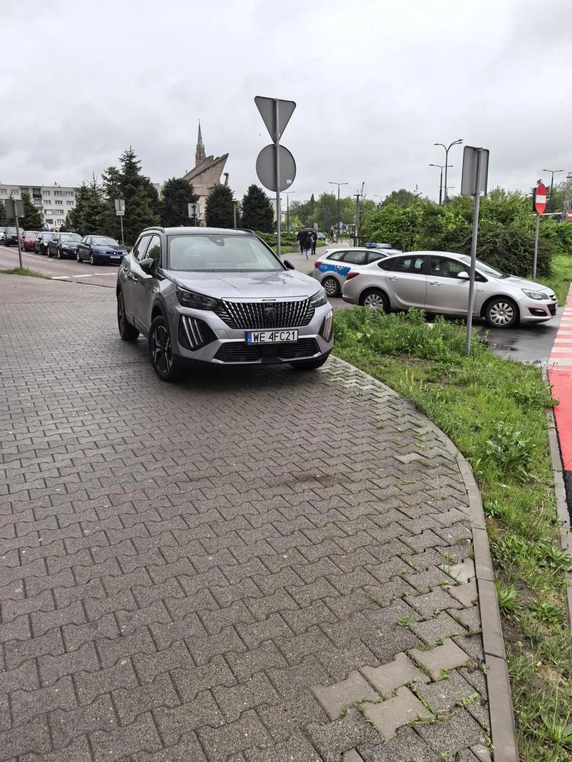 Widać pod czujnym okiem policjantów w radiowozie którzy na sygnale stali z racji pobytu slawomira od hulajnogi, kierujący wjechał sobie i zaparkował na chodniku!