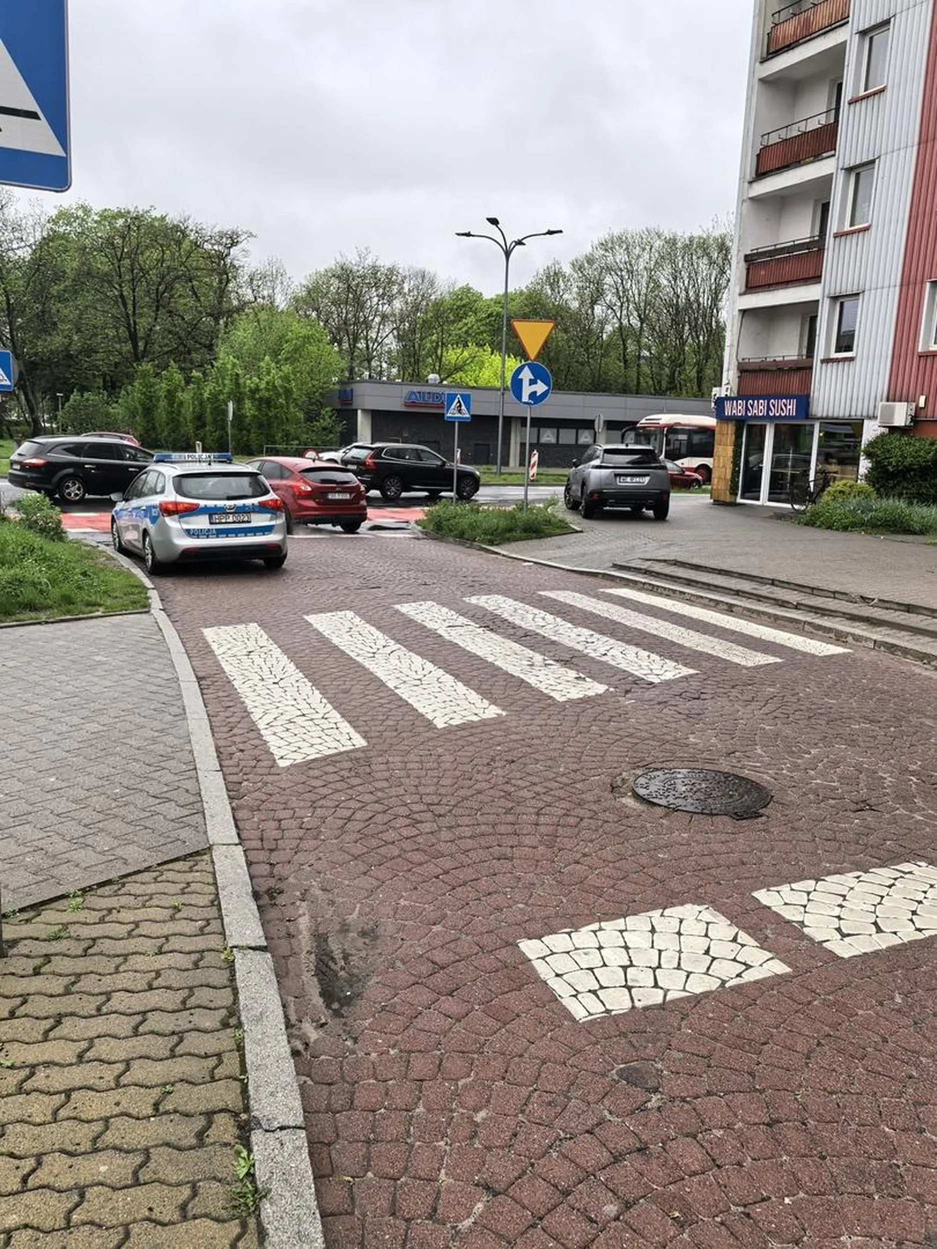 Widać pod czujnym okiem policjantów w radiowozie którzy na sygnale stali z racji pobytu slawomira od hulajnogi, kierujący wjechał sobie i zaparkował na chodniku!