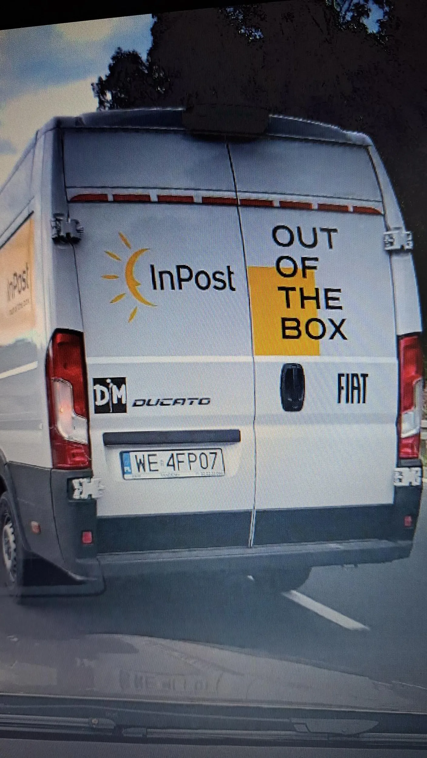 Babka kompletnie nie umie jeździć. Nie reaguje na klakson, zepchnęła mnie na pobocze wpychając się przed maskę, pomimo że nie było kompletnie miejsca. Ja rozumiem że mają dużo paczek do rozwiezienia, ale bez przesady. To jest koszmar