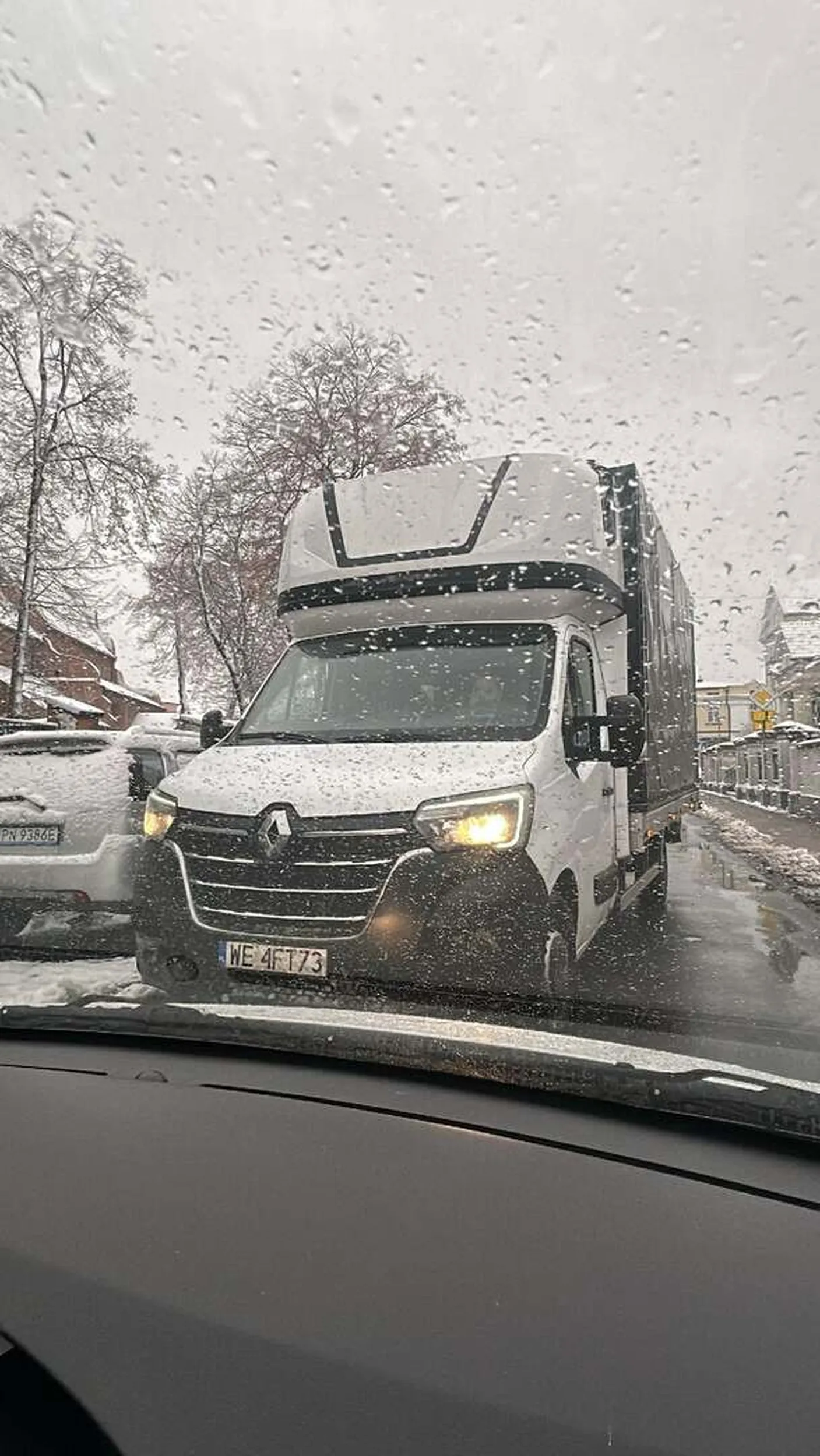 Pozdrawiam kierowcę który jeździ pod prąd w Koninie. Nie trzeba od razu wyzywać od suki i od szmaty kiedy ma się inne drogi do wyjechania z rynku ?