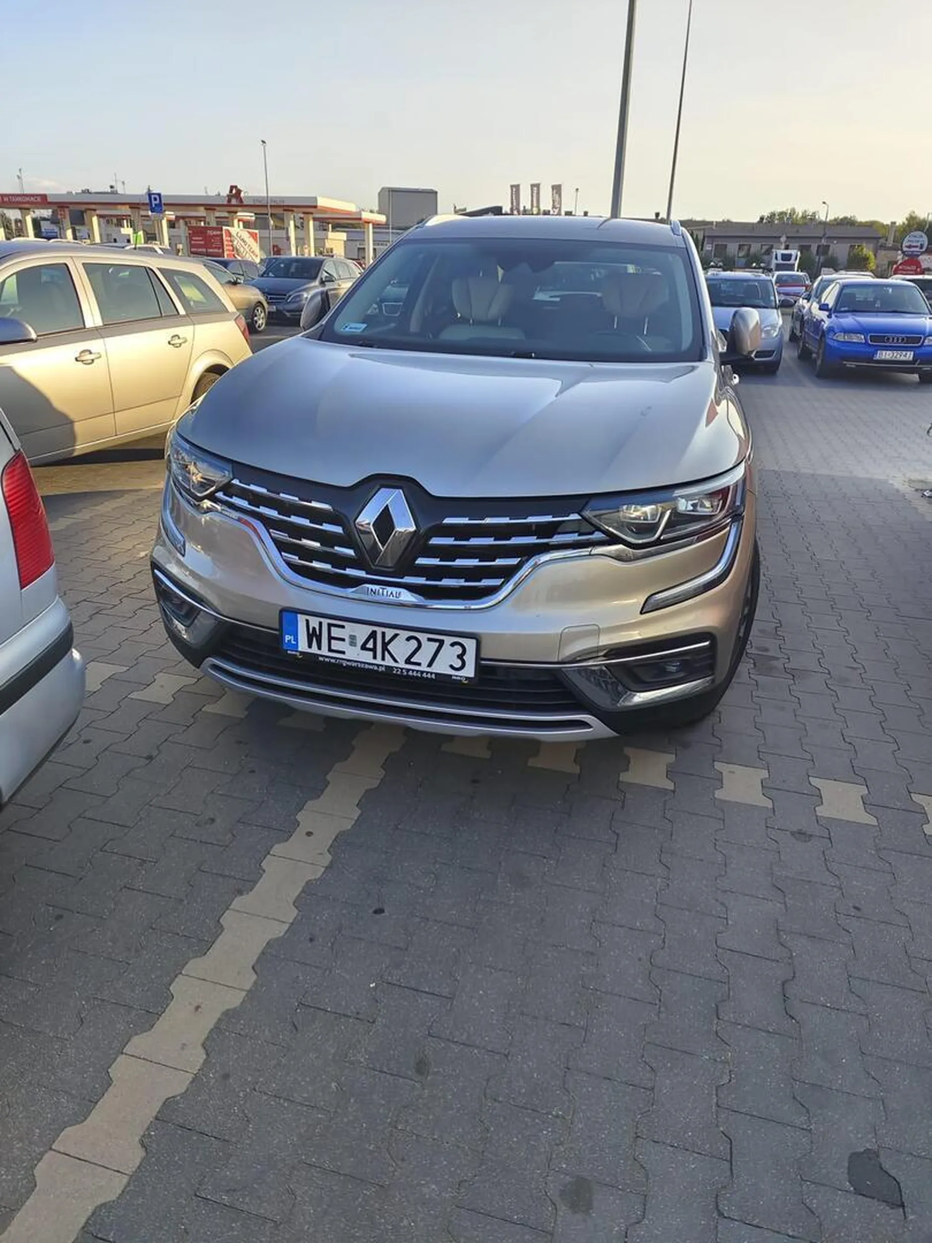 Parkowanie w liniach widać jest ogromnie trudne dla tego kierowcy. Taki samochód to i sam by się zaparkował. Polecam komunikację miejską albo rower, jak tym zaparkujesz w dwóch stojakach to będziesz mistrzem.