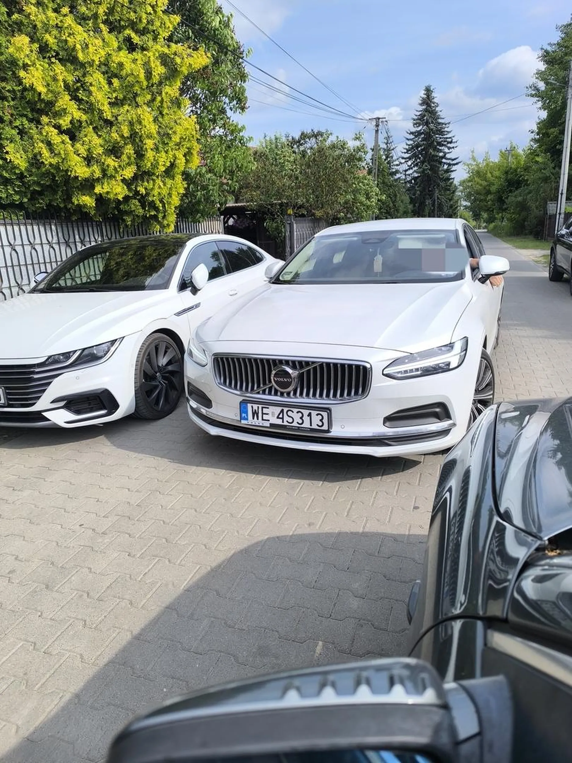 Kierowca ewidentnie nie zna przepisów. Twierdzi że w sytuacji gdy po jego stronie drogi stoi inne auto to ma on pierwszeństwo przejazdu. Osoba mówiąca po angielsku (nie zwalnia to ze znajomości przepisów ruchu drogowego). Nie pozdrawiam