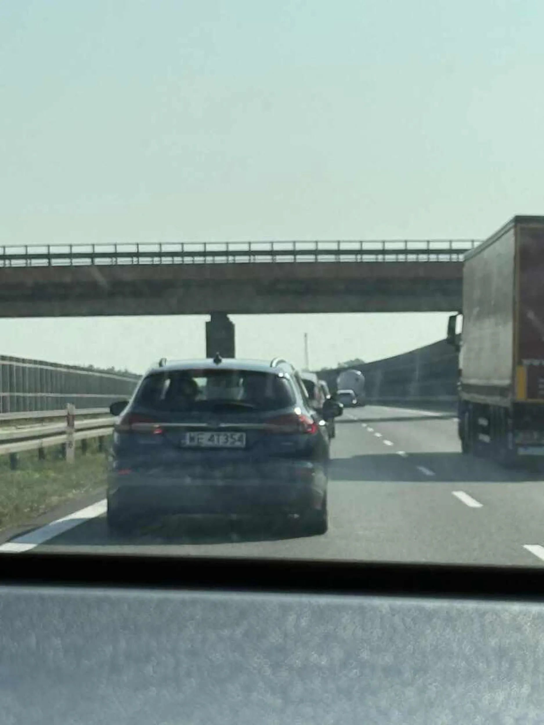 Zajeżdża drogę samochodom, jeździ na zygzak, wpycha się spod tira na lewy pas do tego stopnia, że na lewym trzeba prawie otrzeć się o śmierć i jechać trawą, a po wszystkim na A4 kiedy w godzinach szczytu jest mały odstęp od poprzedzających samochodów patrzy zza fotela i klnie za szybą. PATOLOGICZNY KIEROWCA