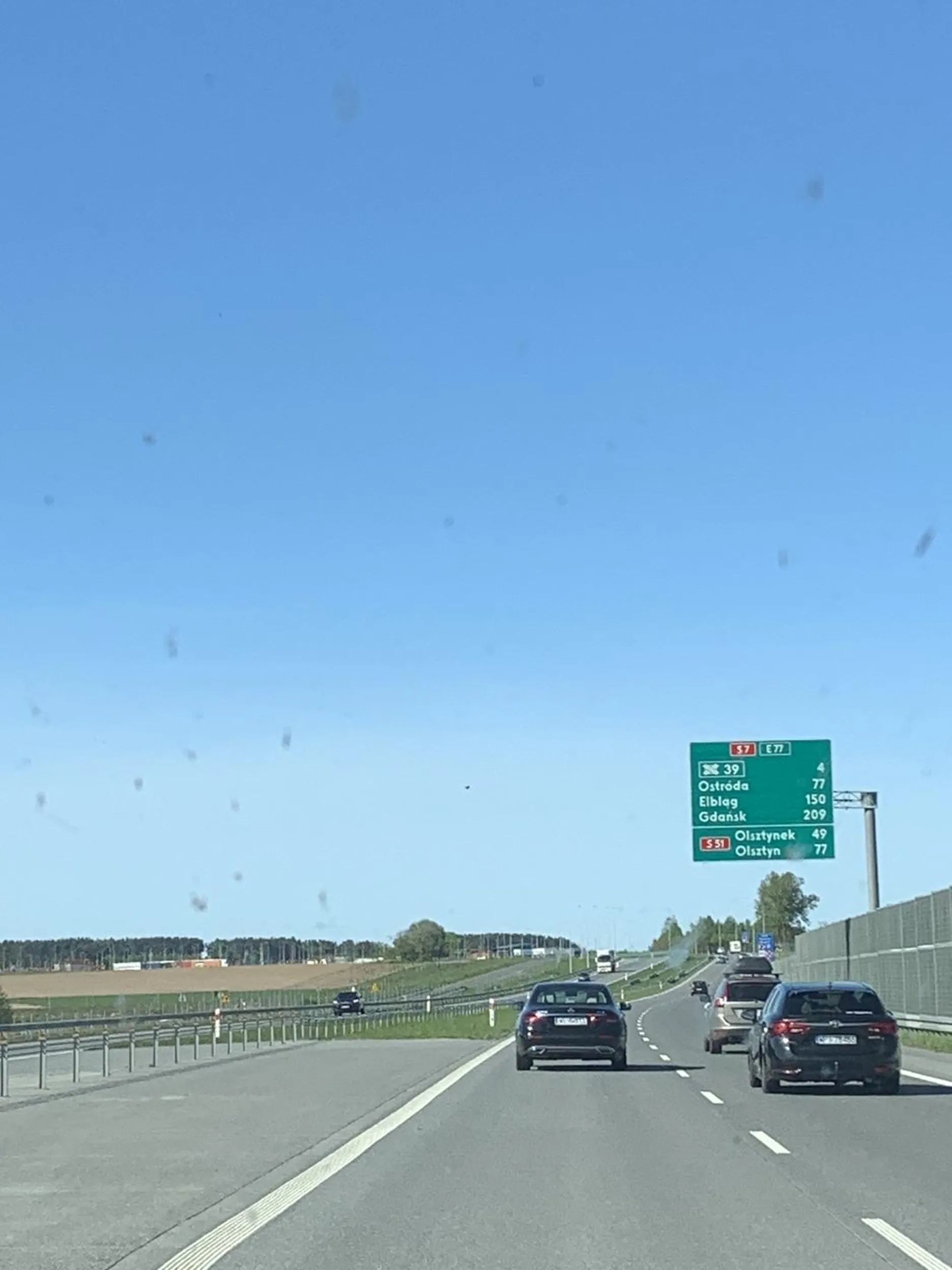 Mimo dużego natężenia ruchu siedzi na zderzaku w Mercedesie klasy e, zero wyobraźni za kierownicą ?‍♂️