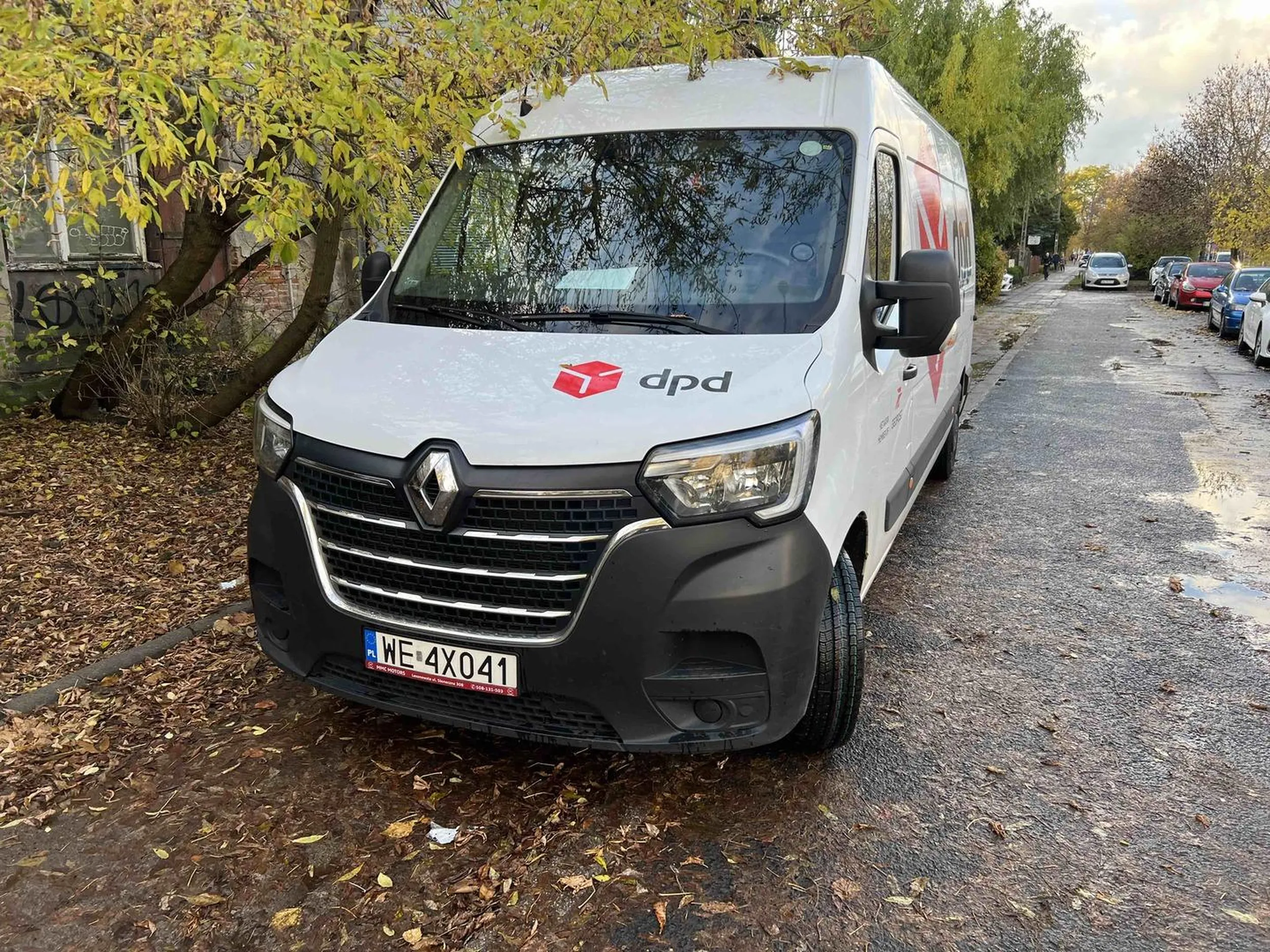 Czy kurierów DPD nie obowiązują przepisy? Blokowanie chodnika (czyli drogi dla pieszych) oraz parkowanie autem o masie całkowitej przekraczającej 3,5 tony.