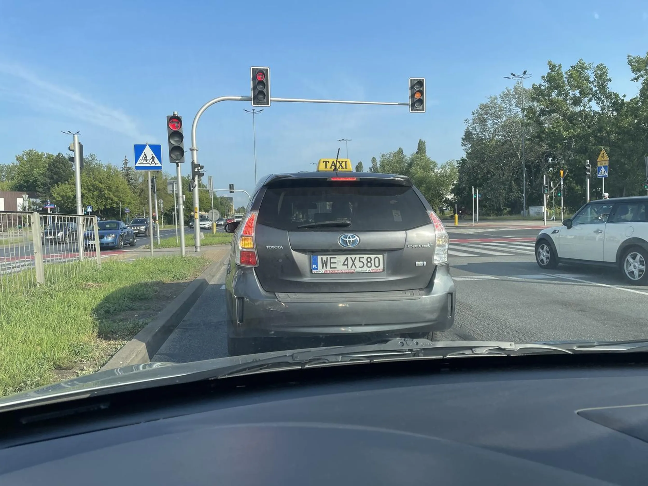 Brawurowa jazda, zajeżdżanie drogi, wymuszanie wpuszczenia o milimetry od wypadku. Takich powinno się trzymać z dala od społeczeństwa.