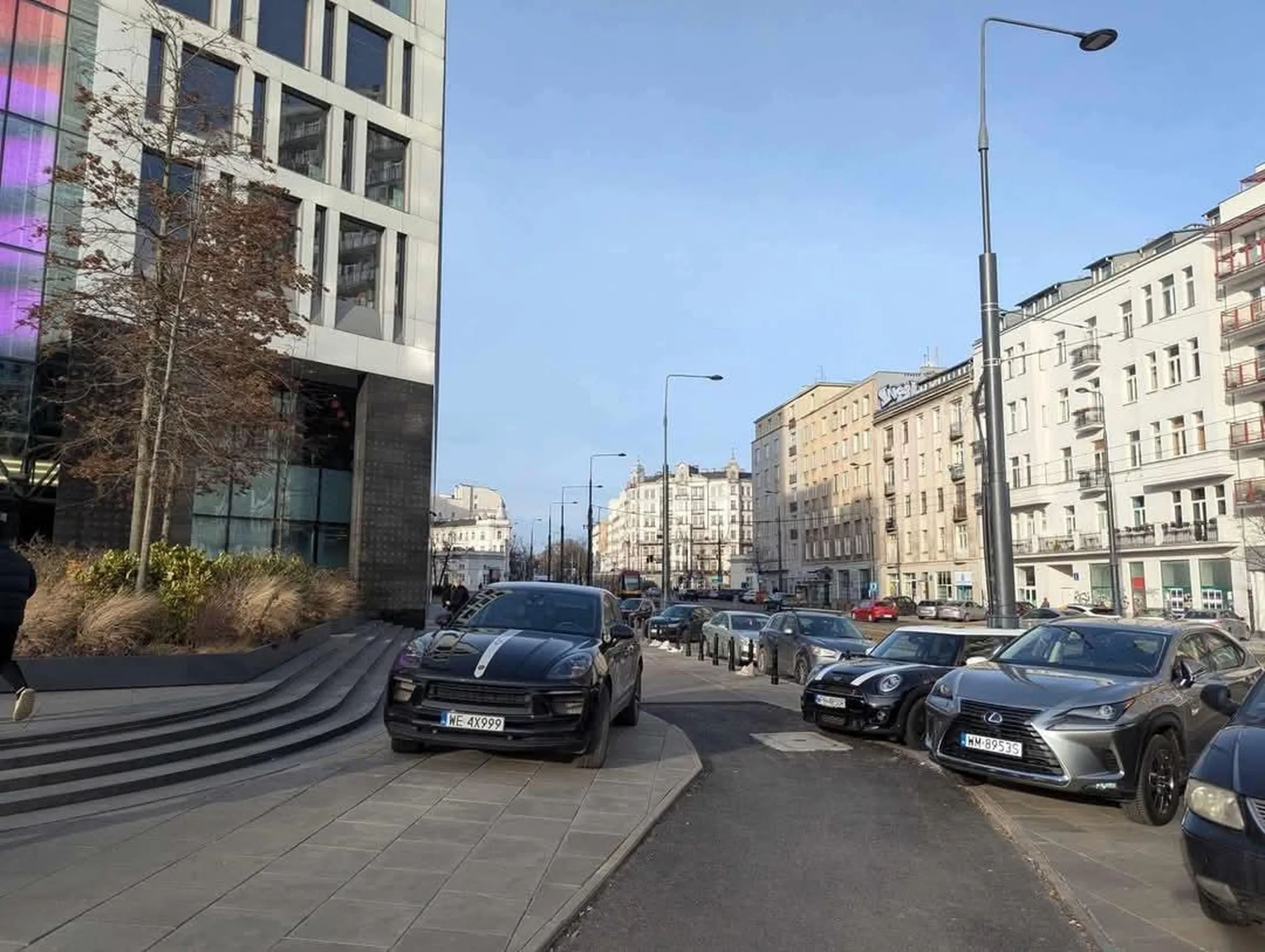 Jazda i parkowanie na chodniku. Szkoda, że nie wjechał po schodach pod samą windę.