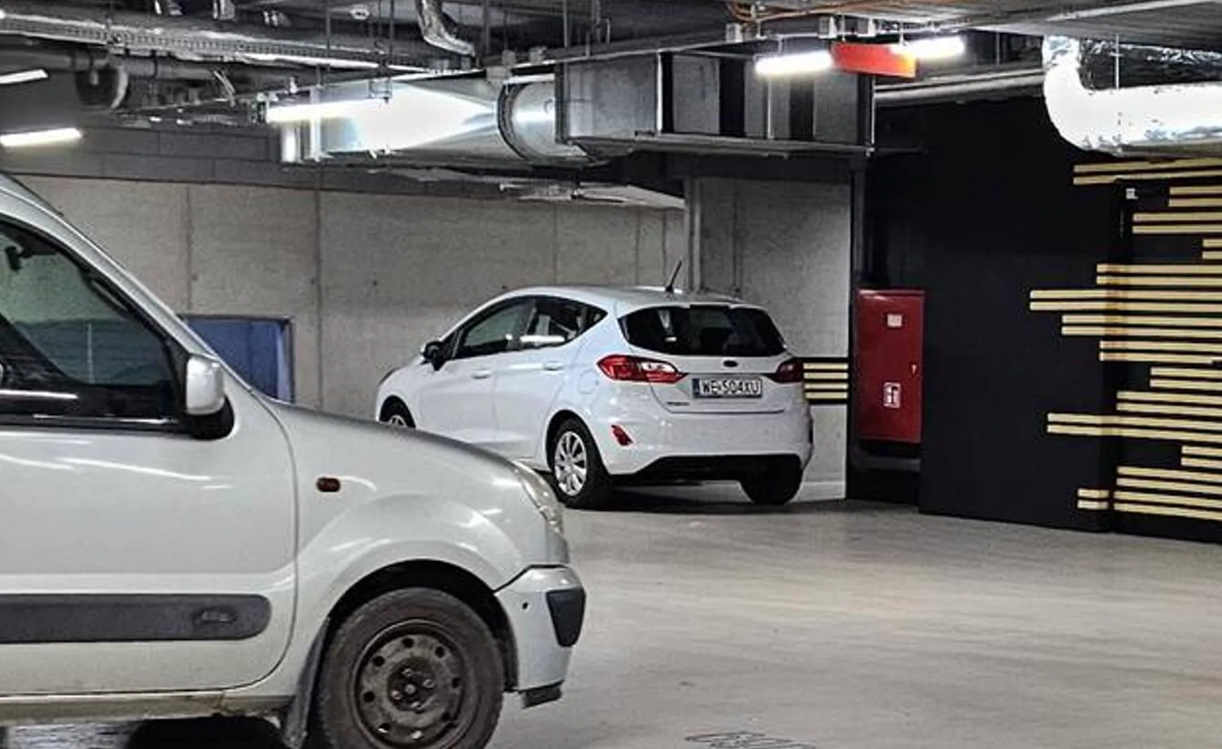 janusz nie wykupił miejsca, więc staje na środku garażu do tego blokując hydrant