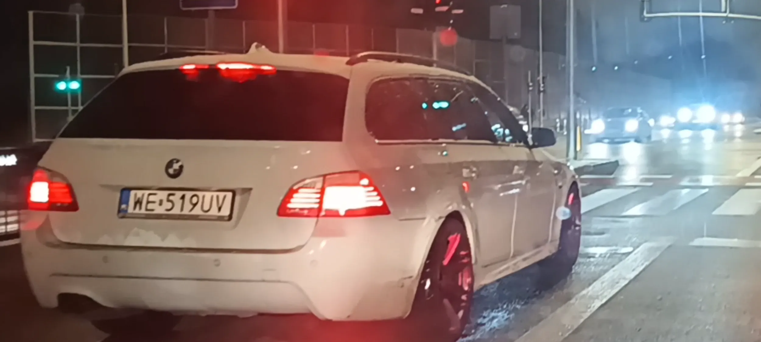 Tym Rozbitym be em we jeździ dziki muzułmanin , zajeżdża drogę, mruga światłami, trąbi jakby był po narkotykach.