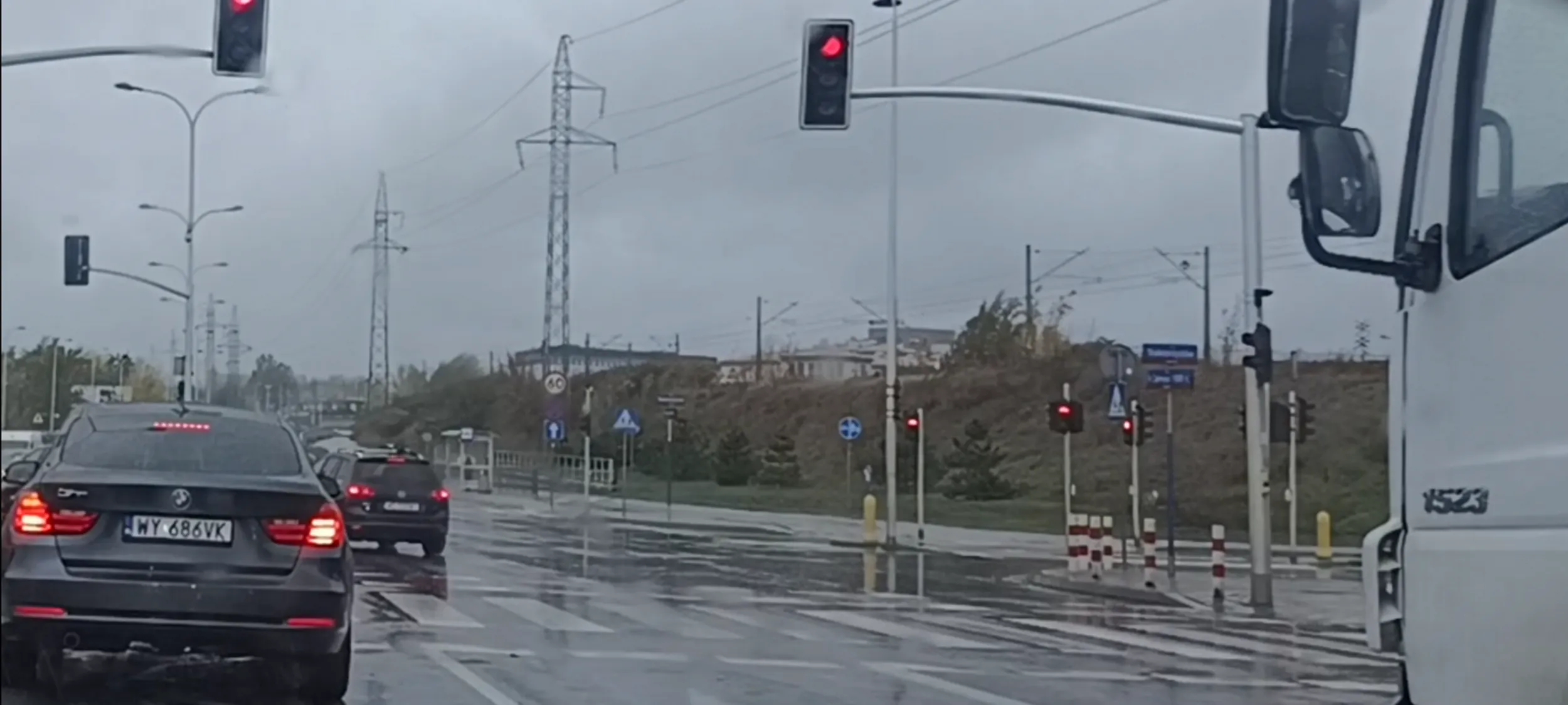 Bandycki przejazd przez skrzyżowanie na czerwonym świetle.