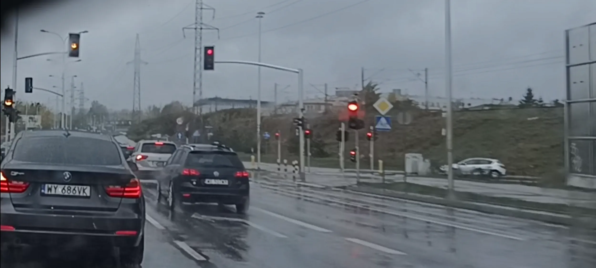 Bandycki przejazd przez skrzyżowanie na czerwonym świetle.