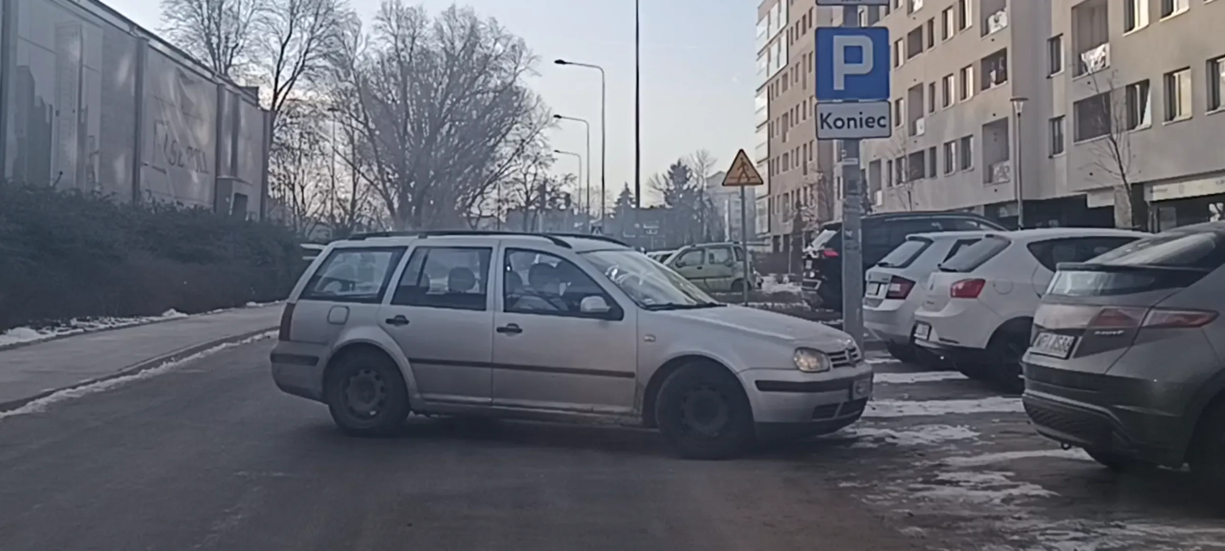 Patologia zajechała mi drogę prosto przed maską samochodu żeby sobie wjechać na miejsce parkingowe. Patologia nie wie że  musi ustąpić pierwszeństwa przejazdu pojazdowi jadącemu prosto.