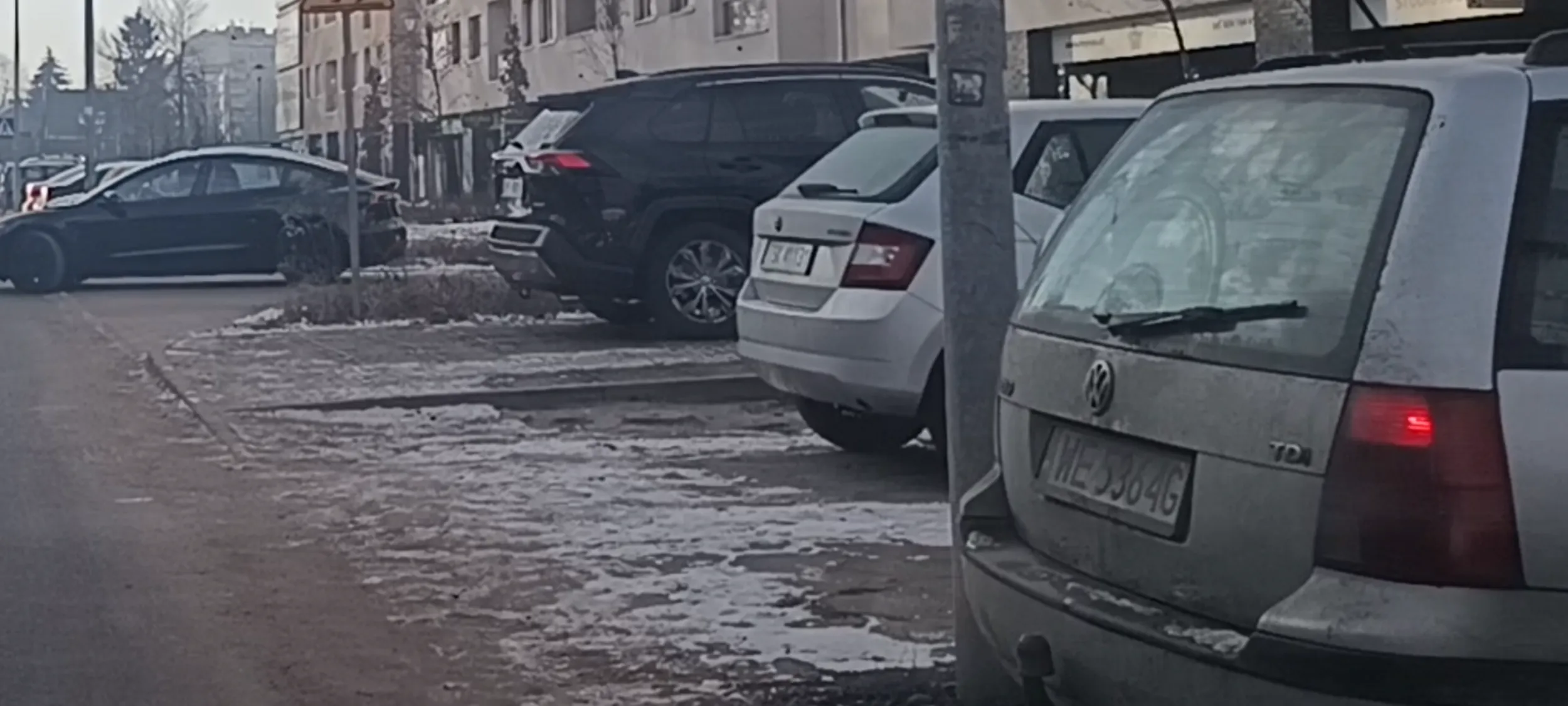 Patologia zajechała mi drogę prosto przed maską samochodu żeby sobie wjechać na miejsce parkingowe. Patologia nie wie że  musi ustąpić pierwszeństwa przejazdu pojazdowi jadącemu prosto.