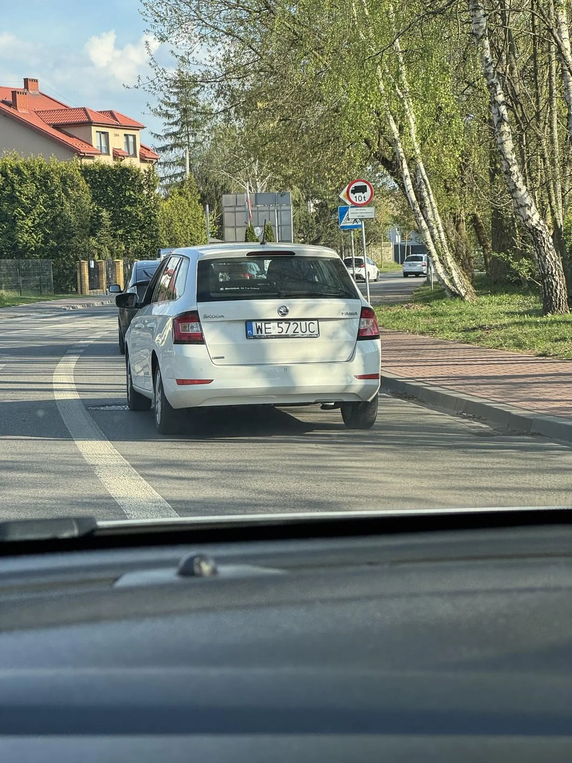 O włos od stłuczki przez tę wariatkę, wymusiła i wjechała z prawoskrętu gdy ja jechałem prosto, w ostatniej chwili wyhamowałem, inaczej pół boku bym miał przejechane. Paniusia się spieszyła żeby zdążyć na zielonym, gdybym nie zahamował to tak prędko by nie trafiła gdzie zmierzała