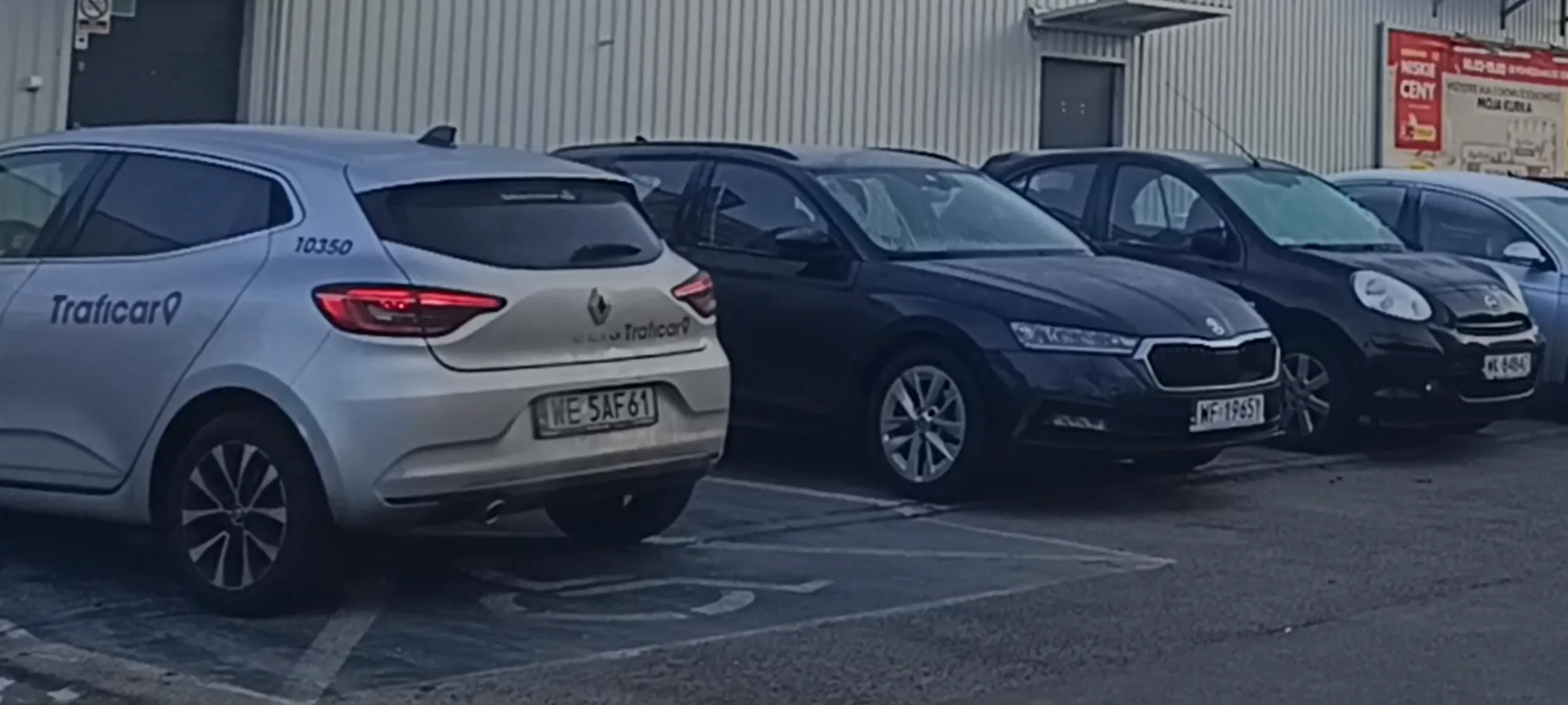 Młody bezczelny cham zajął miejsce parkingowe dla niepełnosprawnej osoby..  I karma do niego wróci szybciej niż myśli..