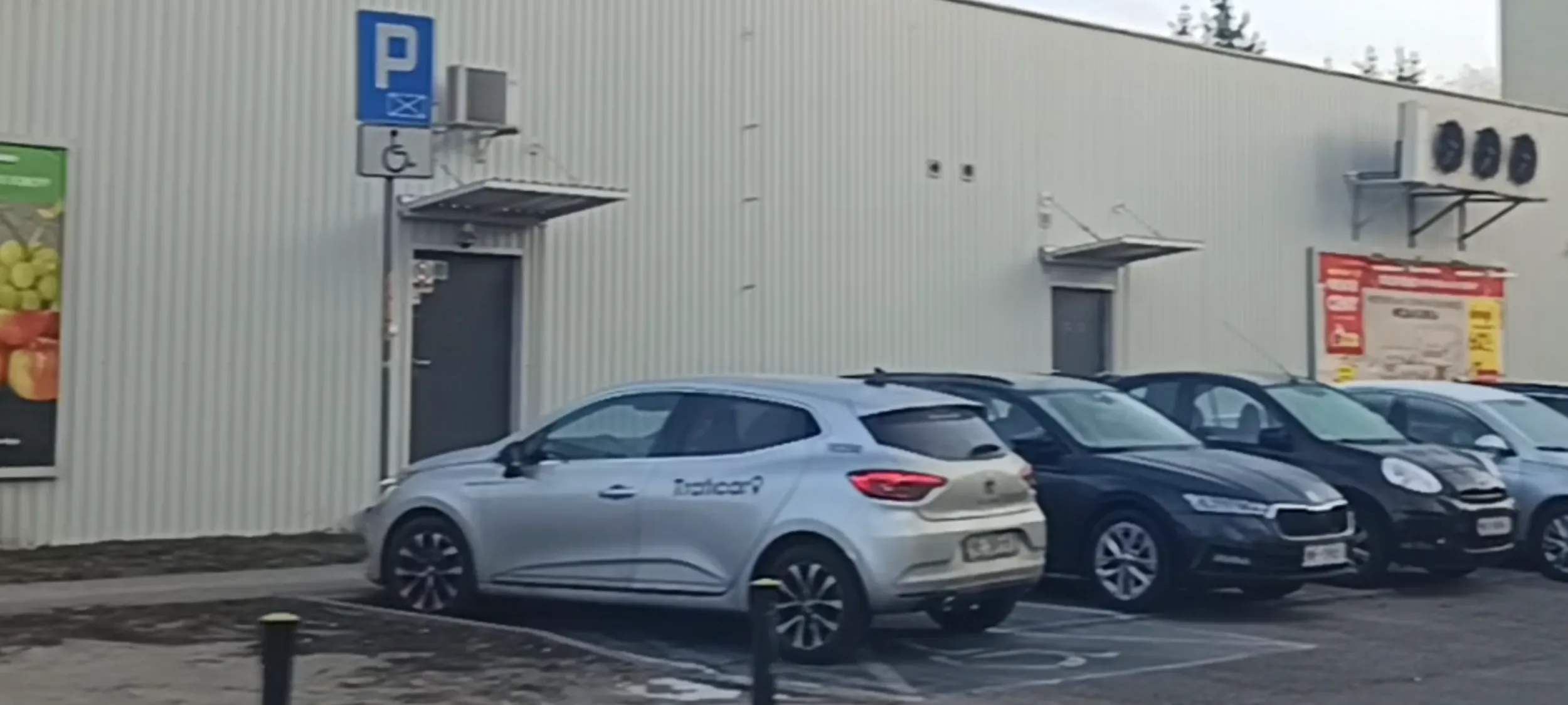 Młody bezczelny cham zajął miejsce parkingowe dla niepełnosprawnej osoby..  I karma do niego wróci szybciej niż myśli..