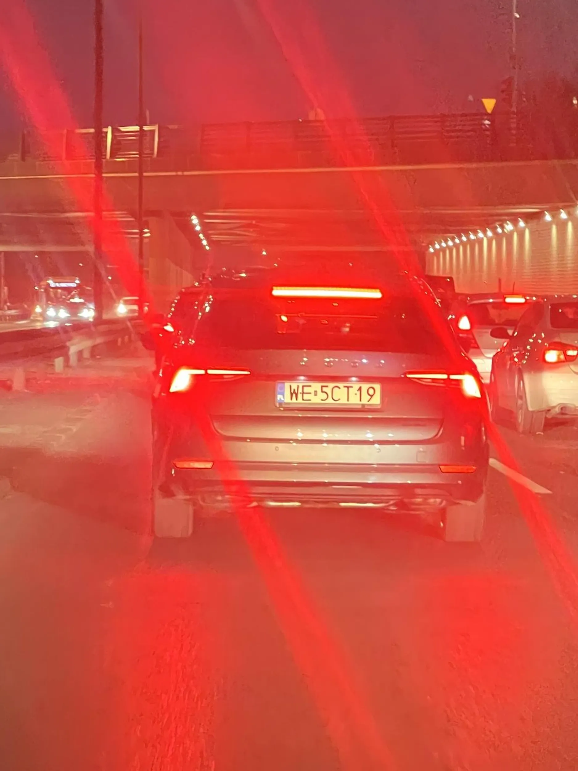 Następnym razem naucz proszę swoją kobietę kultury albo niech chociaż wsiądzie za kółko a nie z fotelu pasażera pokazuje środkowy palec