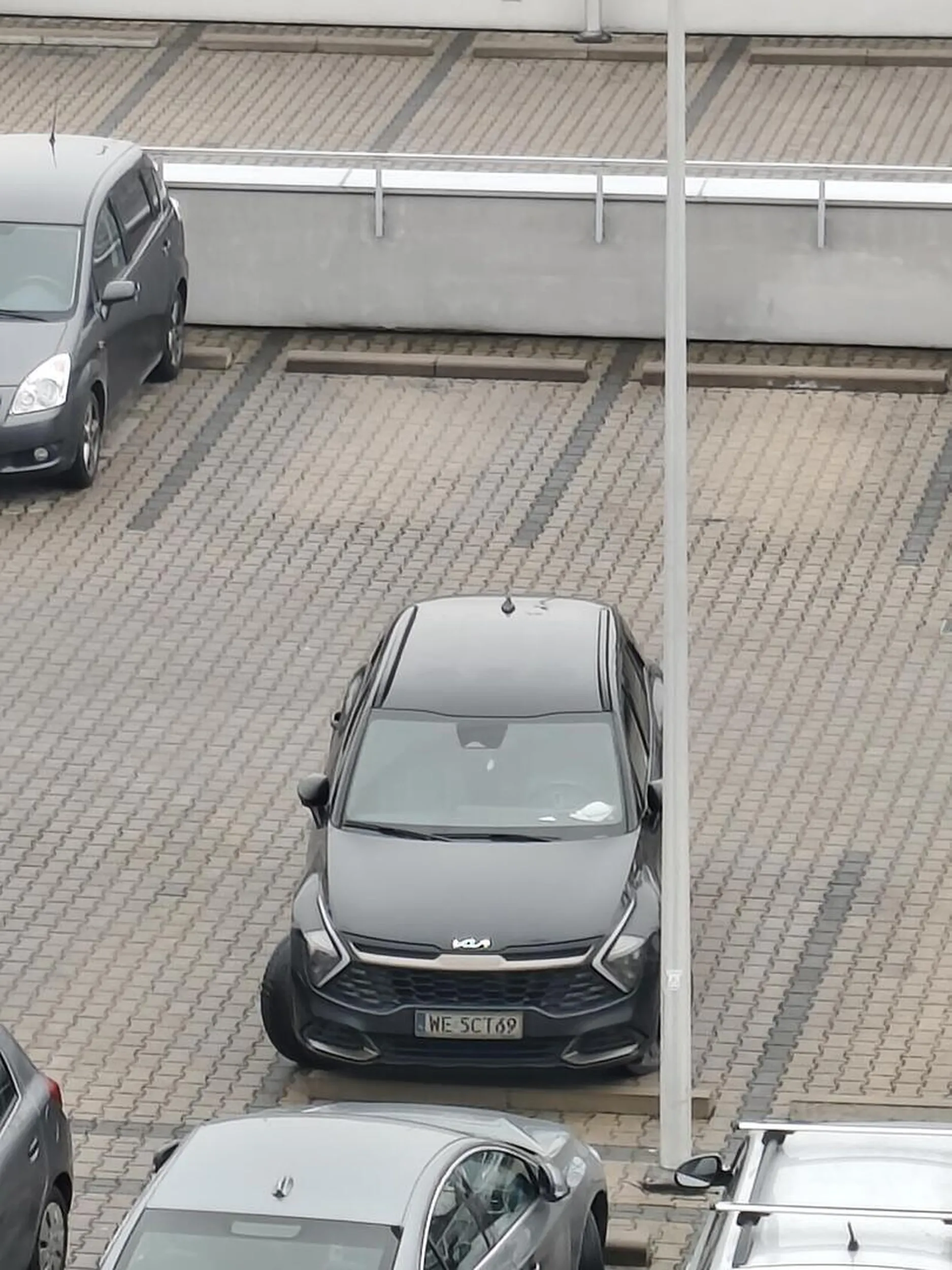 Warszawskie blachy, jeżdżenie ponadprzeciętnym jak na polskie standardy autem i koszula zapięta pod szyję nadal nie uprawniają ciebie do parkowania jak bezmózgowiec i cymbał. Pozdrawiam serdecznie.