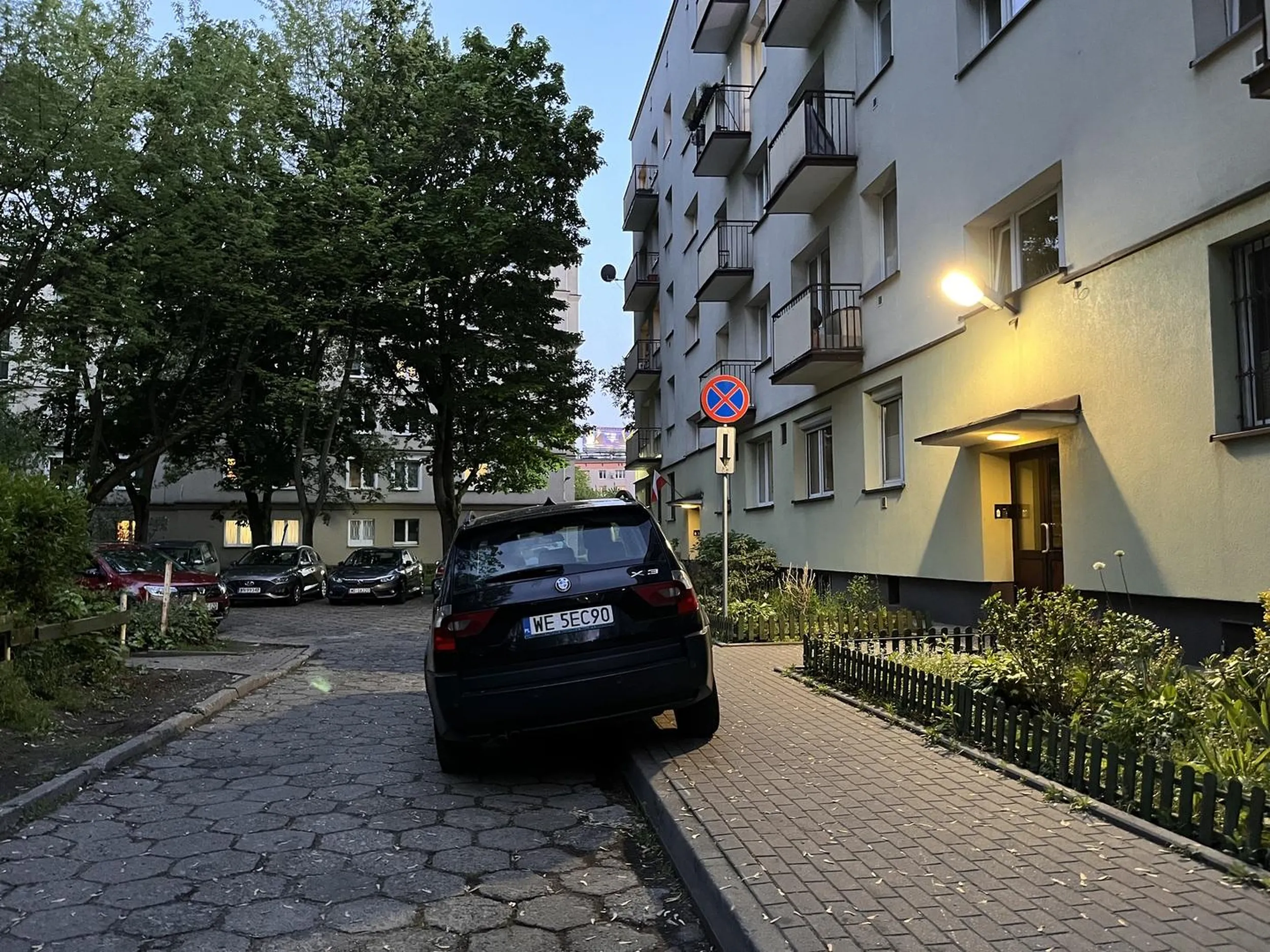 Parkuje zajmując chodnik na zakazie. Ogarnij się!