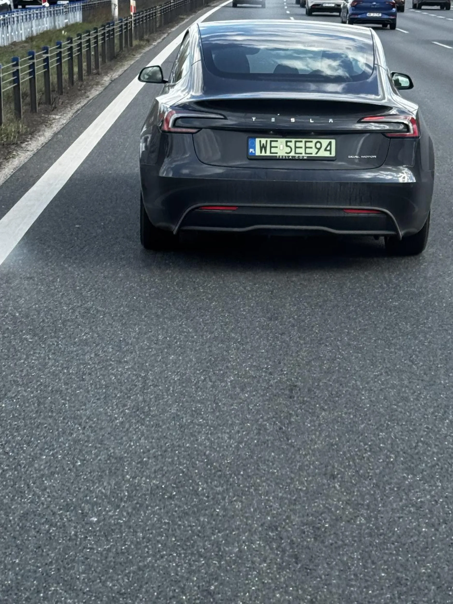 Tępa nadęta paniusia nie da się wyprzedzić i będzie wyhamowywać ruch na trasie szybkiego ruchu.