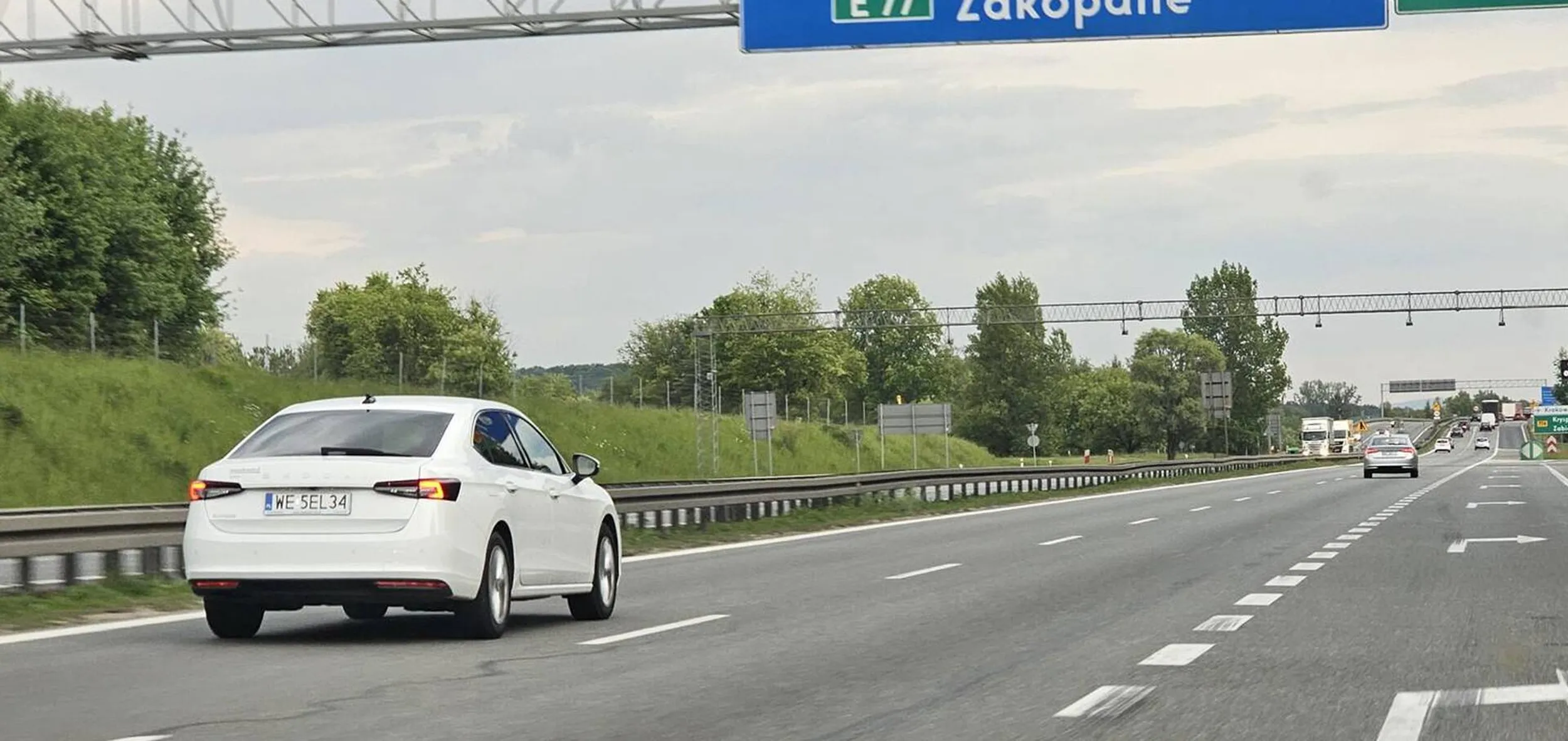 król lewego pasa, łapie ewidentny ból doopy gdy jest wyprzedzany prawym xD