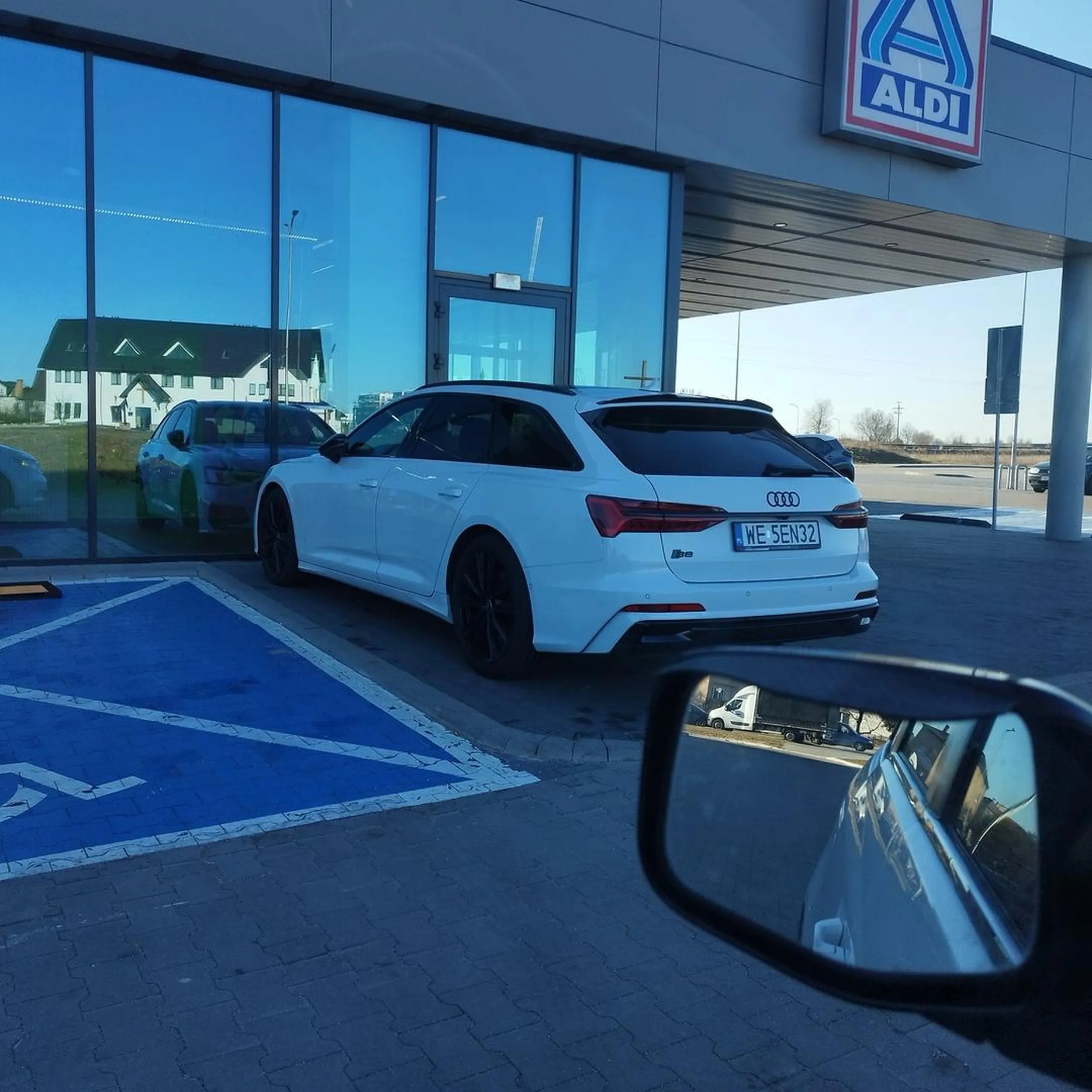 Parkowanie na drzwiach ewakuacyjnych. Cały parking wolny wkoło.