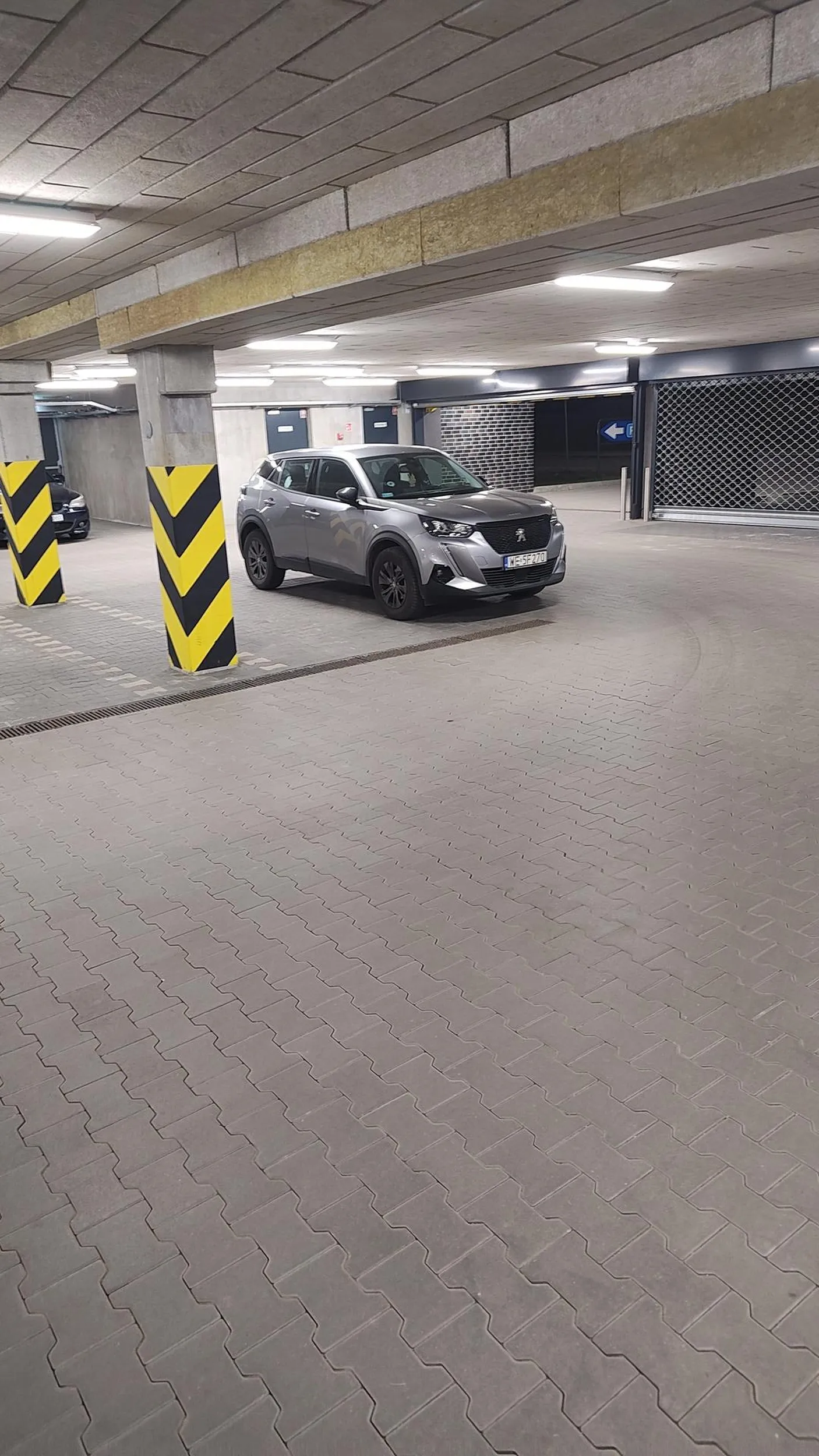 Miejsce parkingowe może i jest ale nie na środku i przy wjeździe. Widać