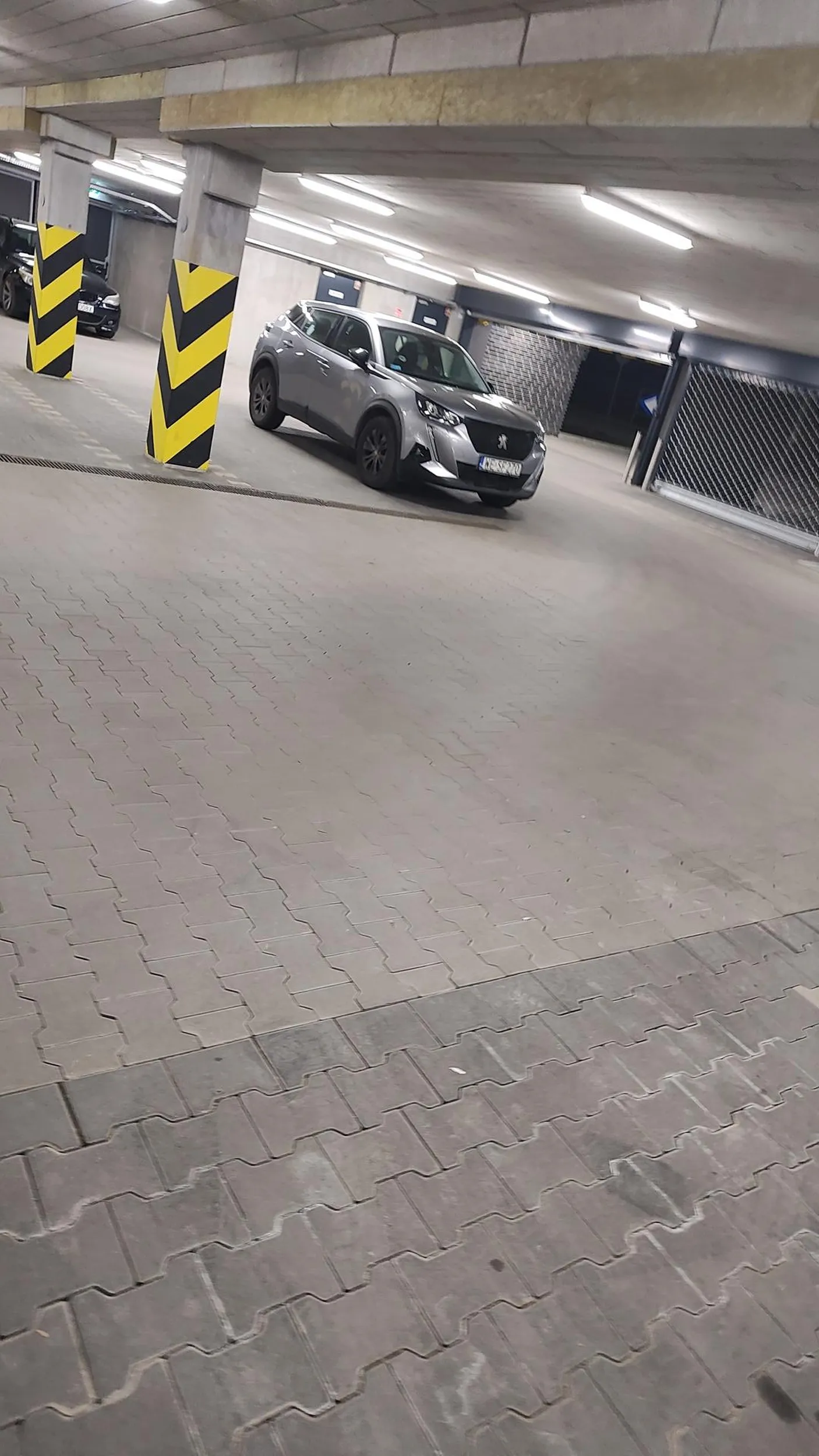 Miejsce parkingowe może i jest ale nie na środku i przy wjeździe. Widać