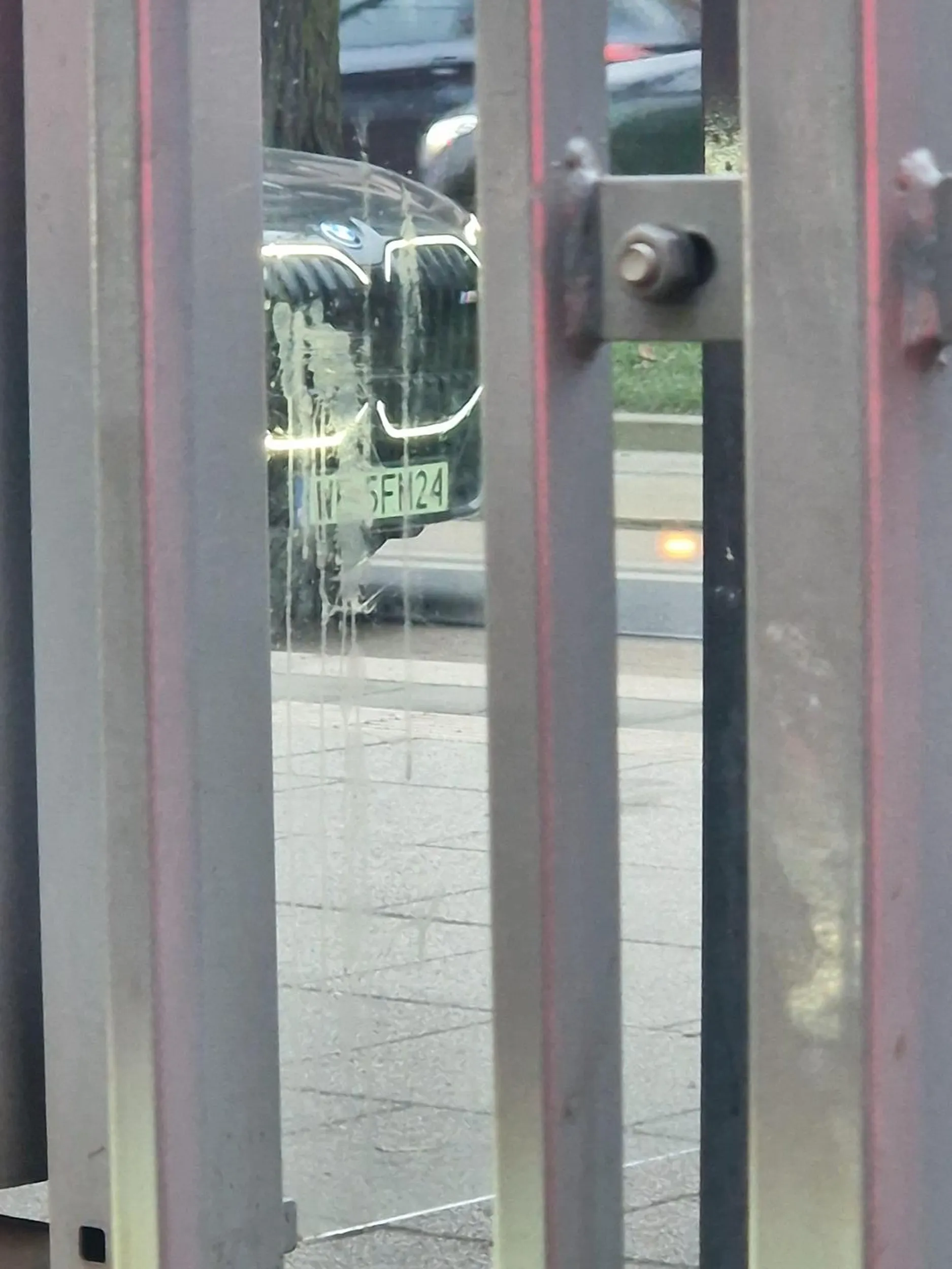 Szanowny kierowców z wielkomiejskiej Warszawy. Elektrykami nie można jeździć po wszystkich buspasach. Proszę się doedukować