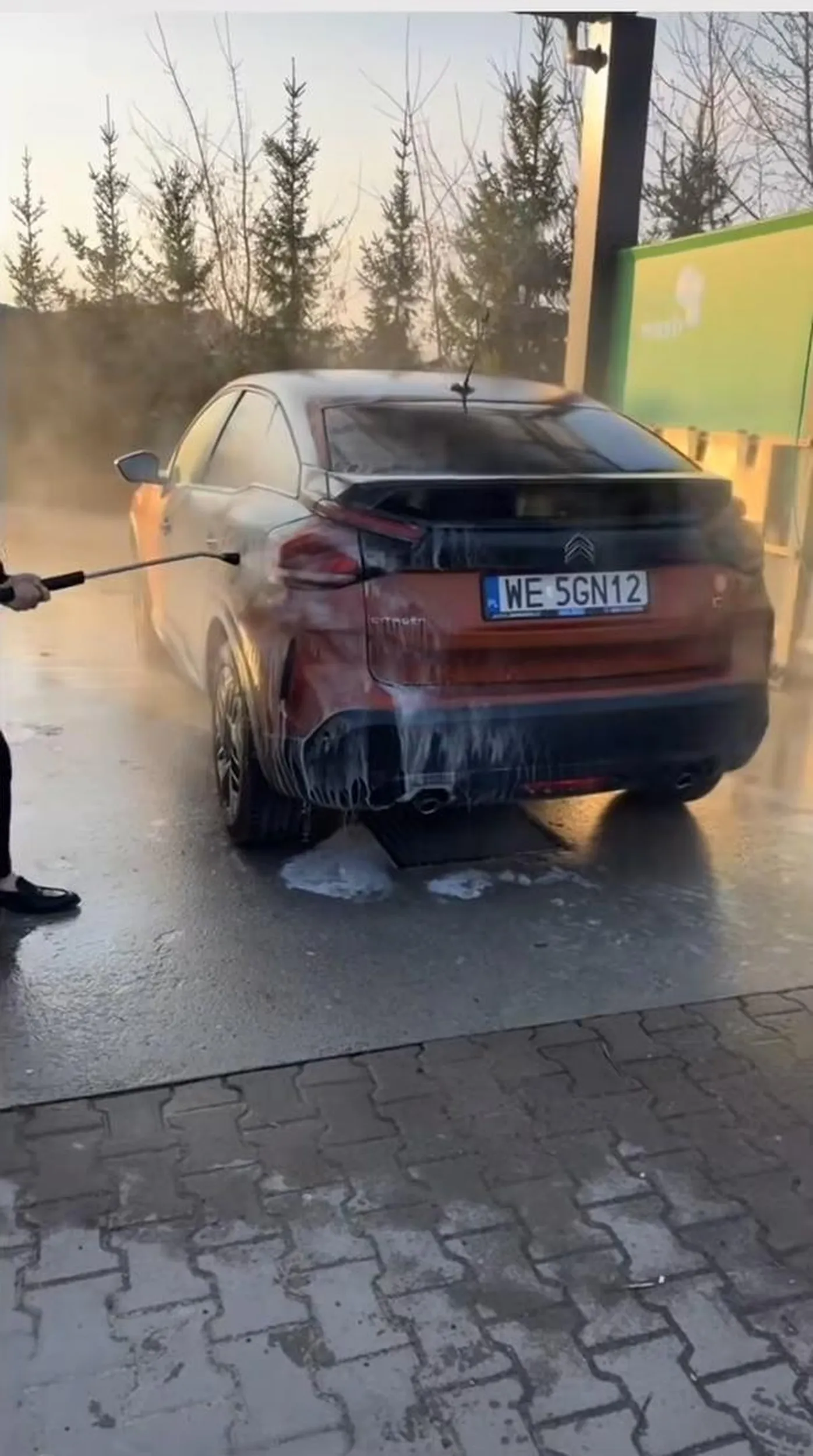 Maniak macha kijem na myjni