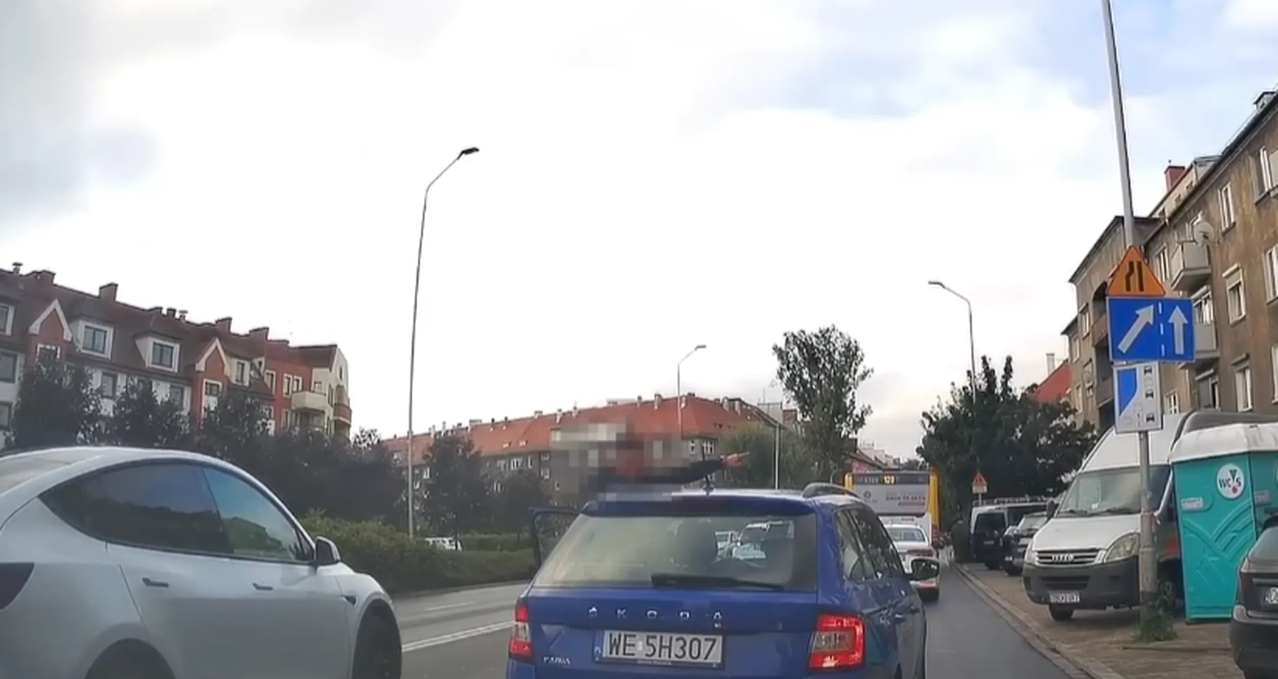 Obrać uprawnienia jak najszybciej. Wepchnął się przed końcem pasa i jeszcze pokzuje na znak, że tu suwak jest. Zapewne pozostałe zagadnienia ruchu drogowego na podobnym poziomie.