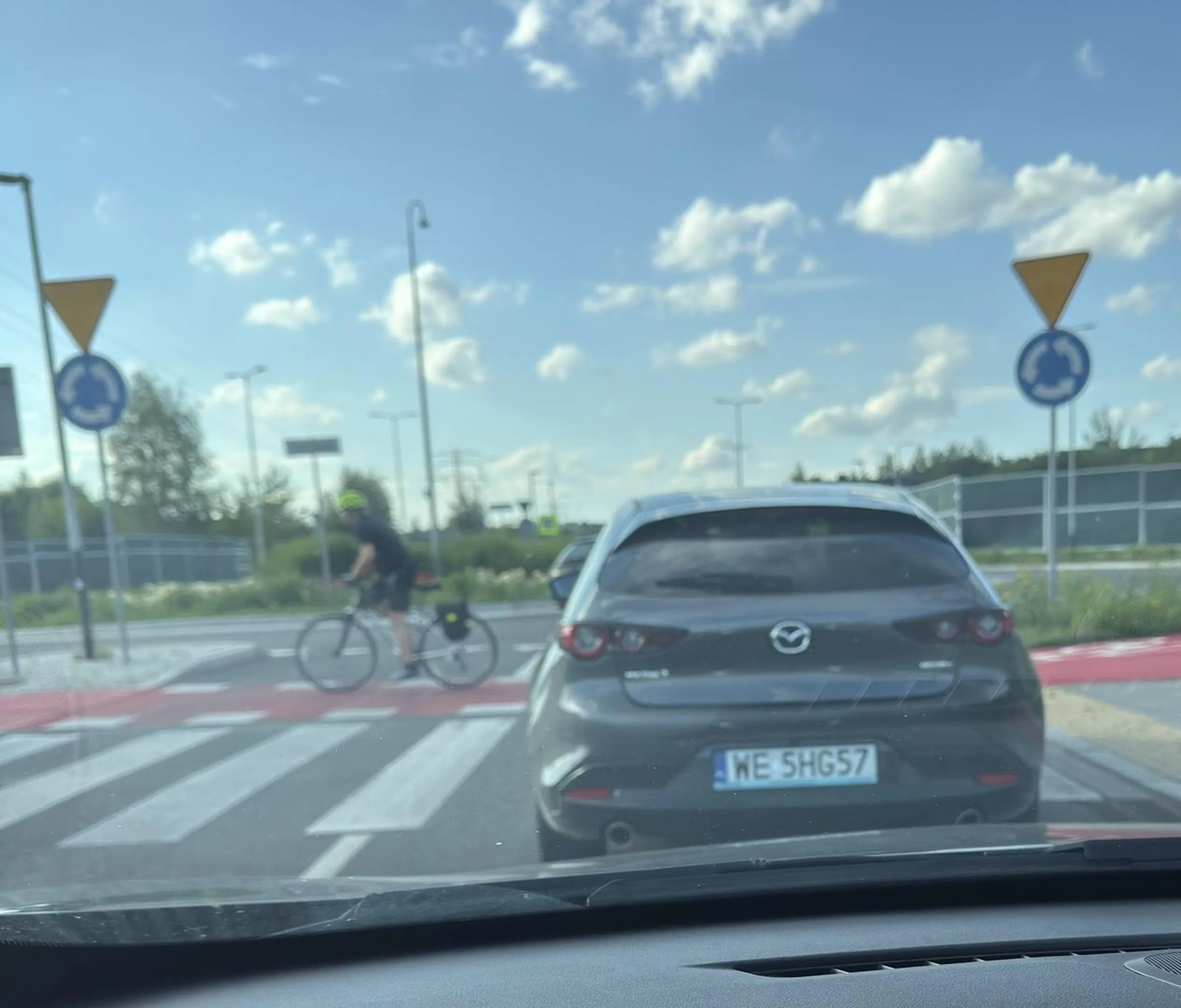 Naucz się jeździć! Gość wymusza! Uważać!