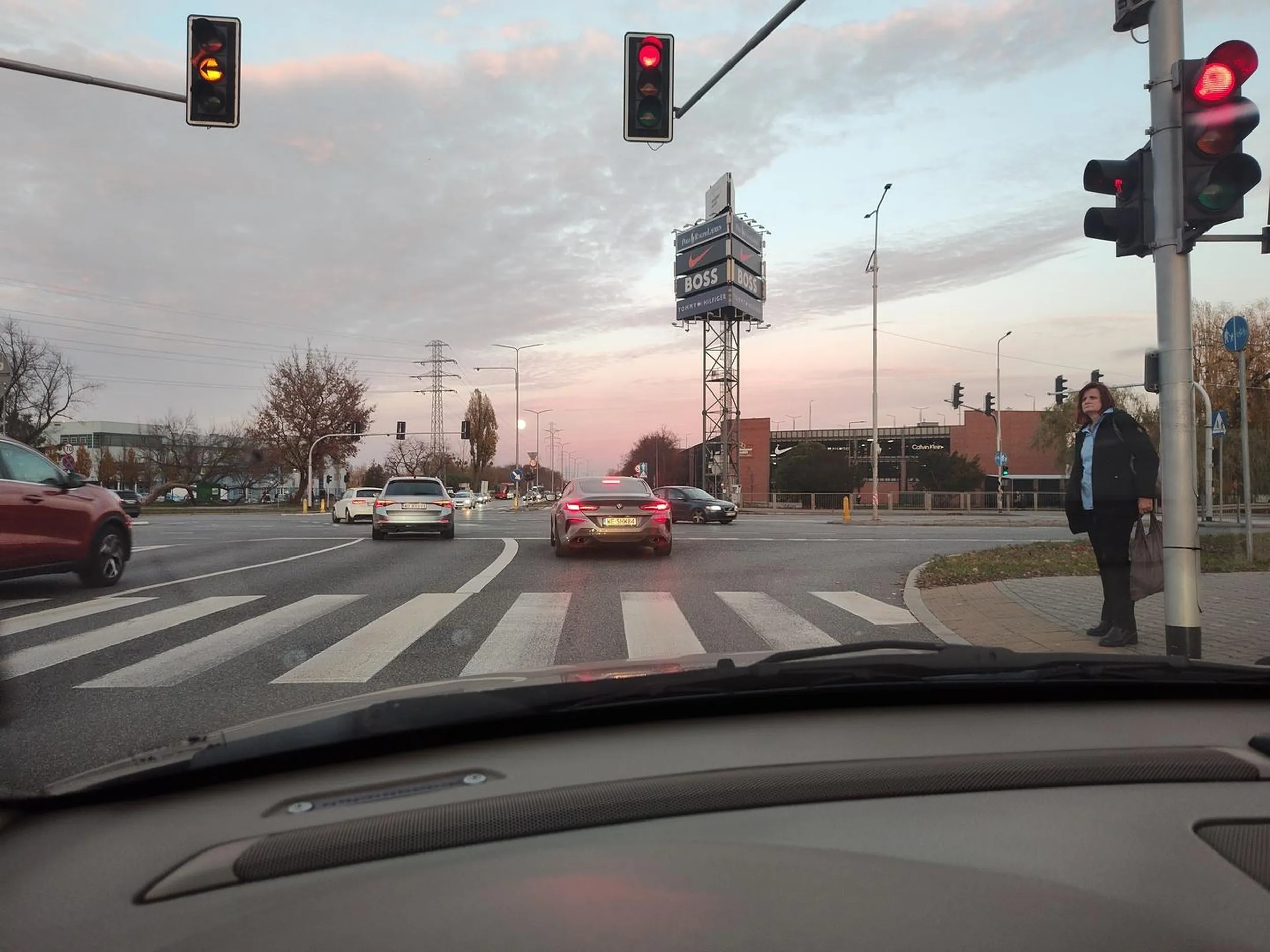 Jadąc pasem do skrętu w lewo ominął całą kolejkę stojących samochodów do jazdy na wprost i przejechał na czerwonym świetle.