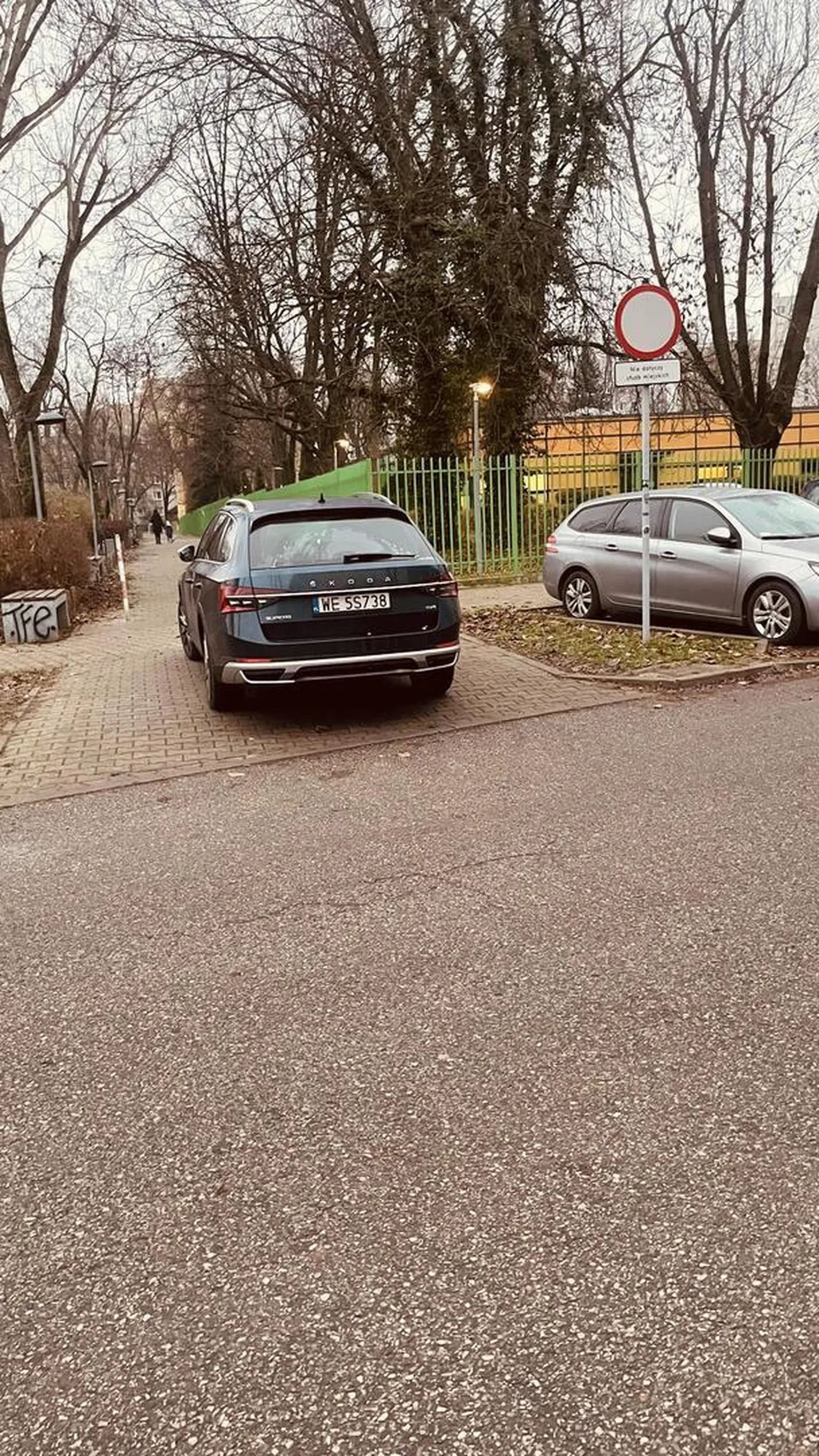 chodnik to nie jest parking naucz się fiucie parkować prawidłowo zwłaszcza że obok miałeś dwa wolne miejsca Parkingowe