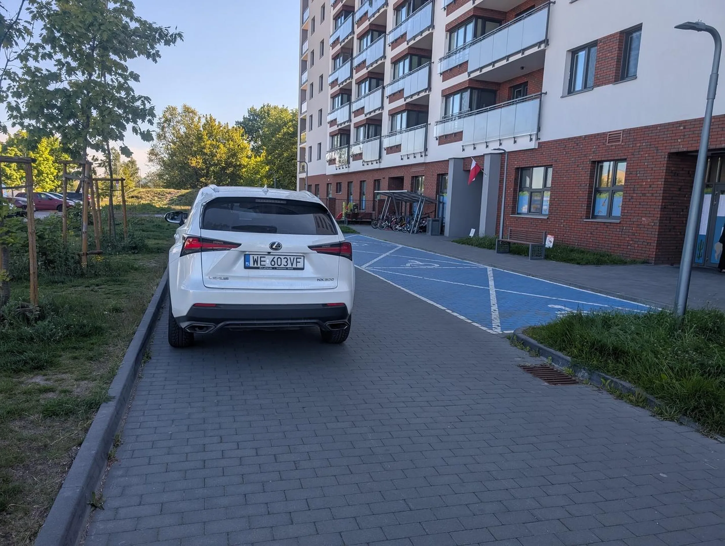 Zaparkował pod samym wejściem do przedszkola chociaż parking z wolnymi miejscami jest kilka metrów dalej