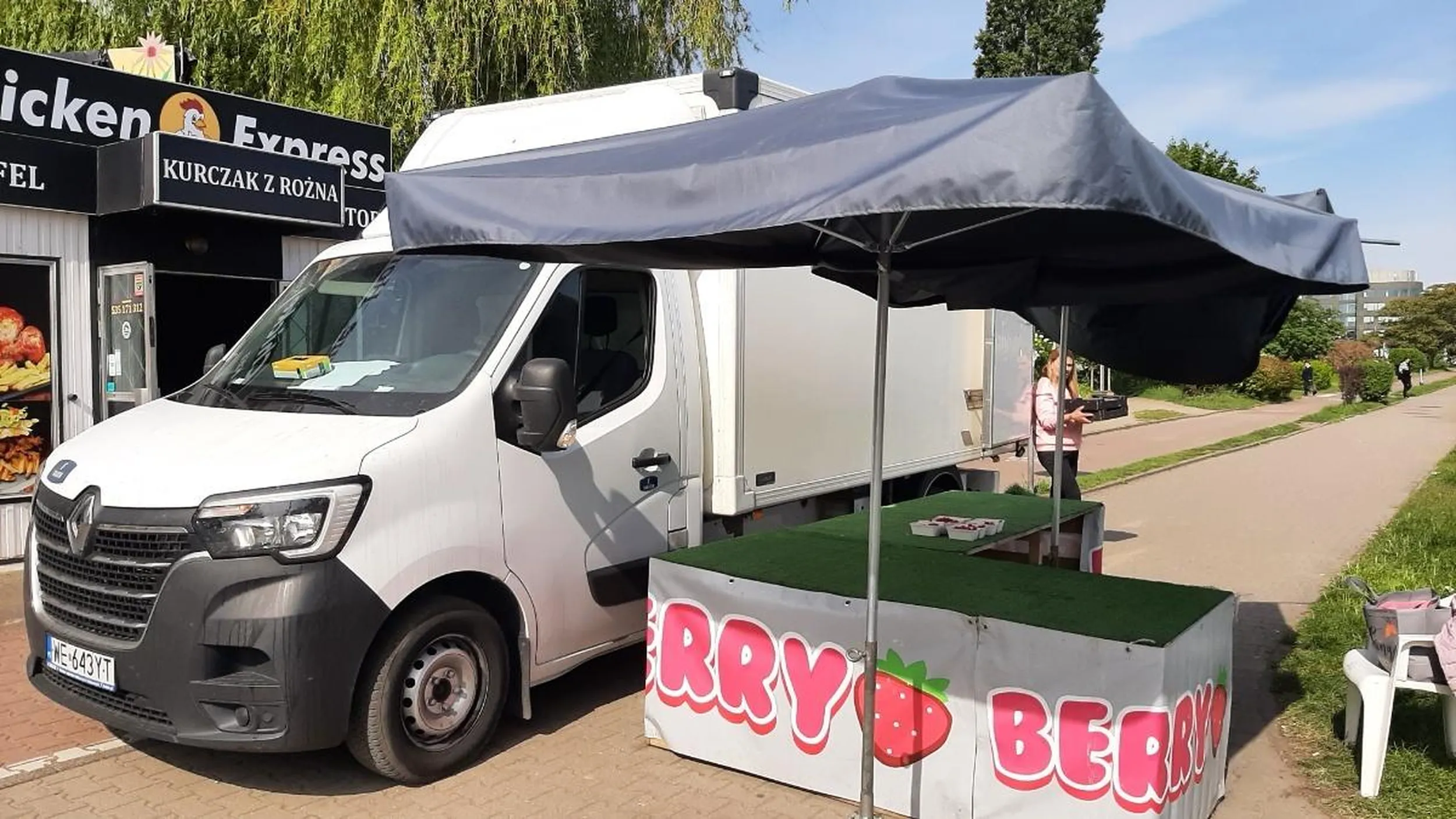 Jazda wzdłuż po chodniku i przejściu dla pieszych, zastawianie chodnika, bo malinki trzeba położyć na stoisku.