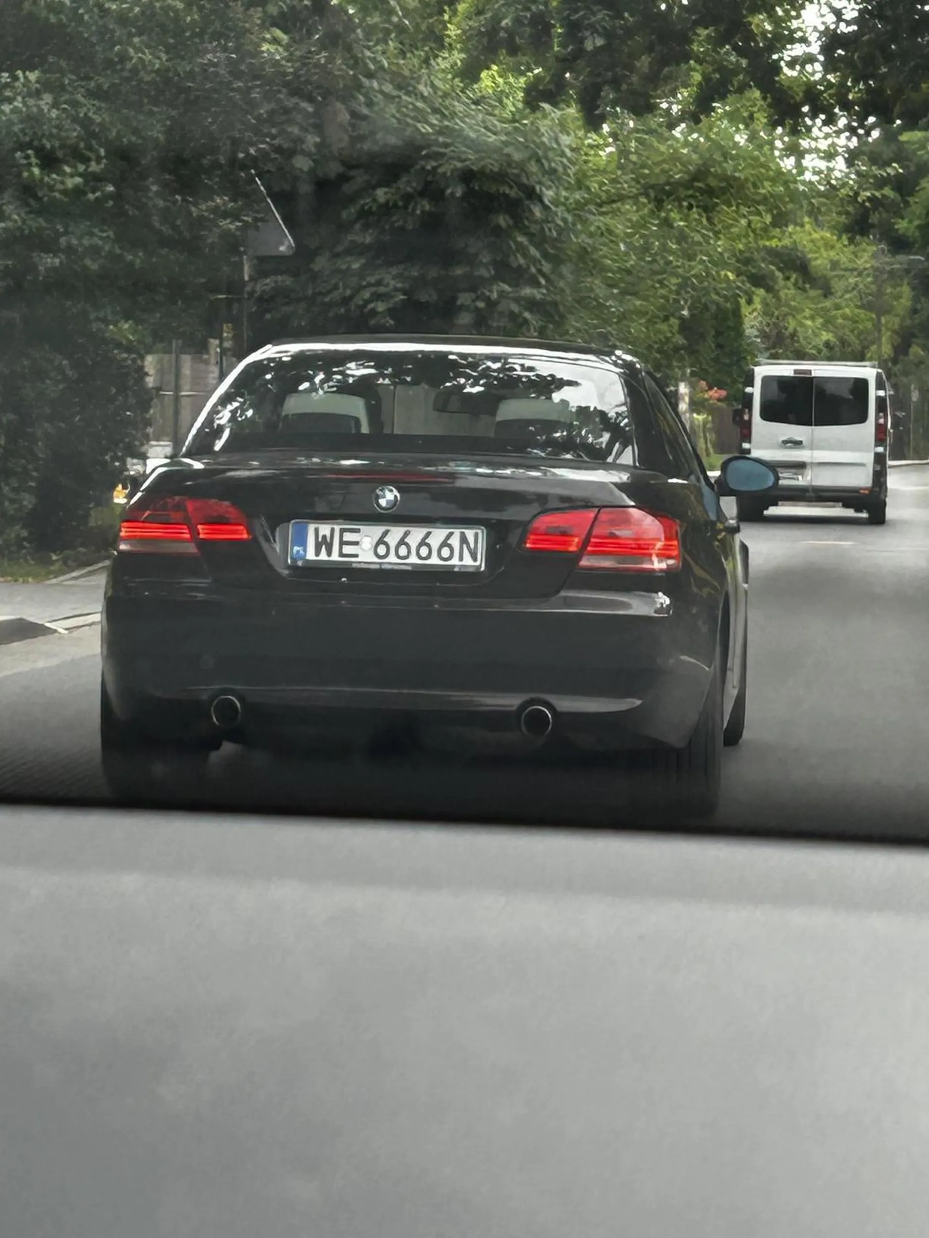 łysy prosiaczek nie dość że nie umie korzystać z kierunkowskazów (wiem, w bmw nie działają) to jeszcze toczy się środkiem drogi 15/h bo obraził się że ktoś jedzie za nim