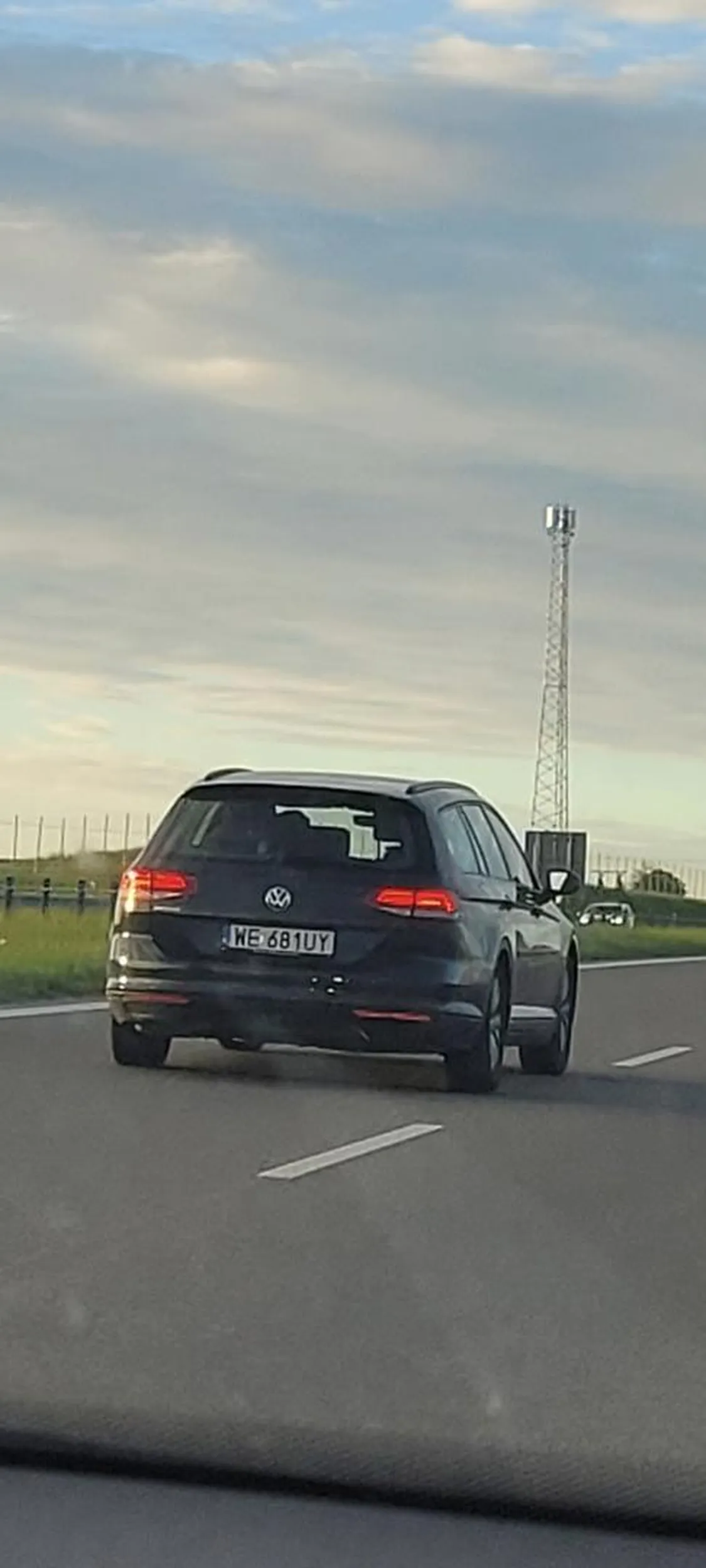 król lewego pasa, nie wie co to bezpieczny odstęp na autostradzie