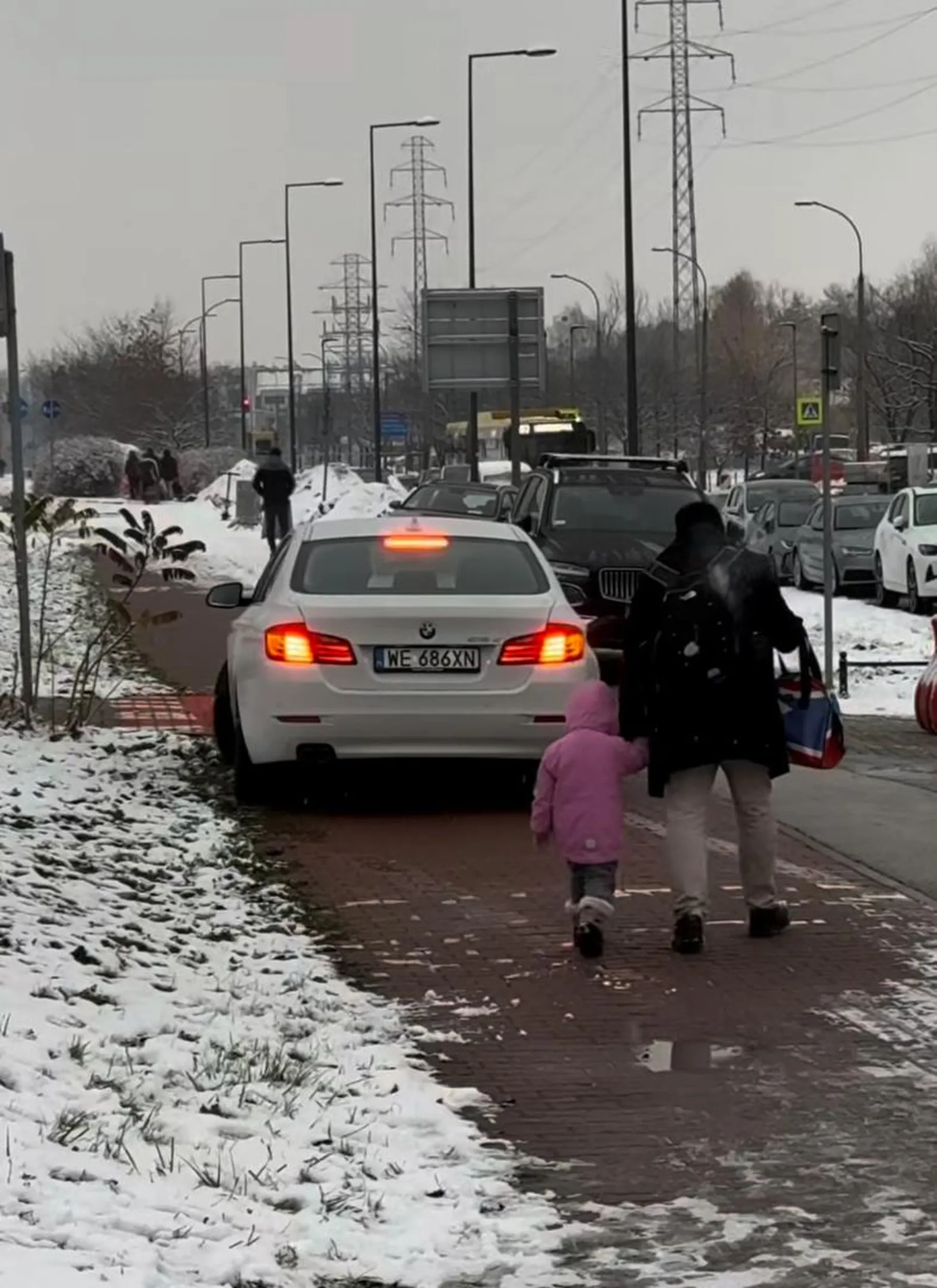 Chamie, nie jeździ się po chodniku i DDR! I won z miejskiej zieleni ?