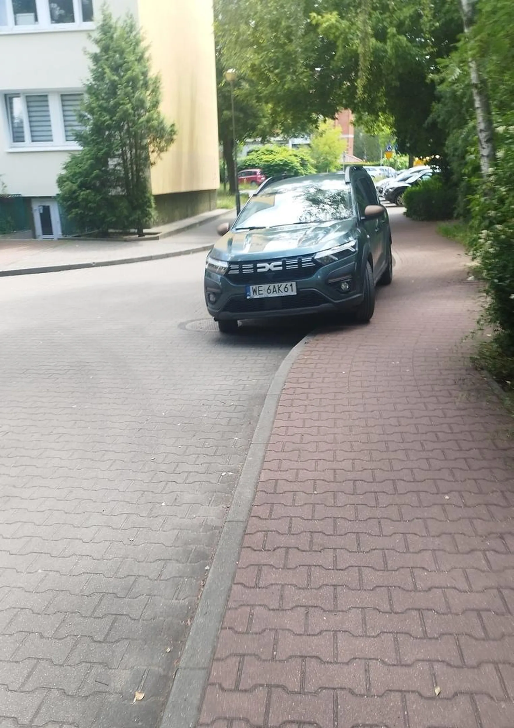 Droga osiedlowa z zakazem parkowania ale zawsze znajdzie sie taki typek.