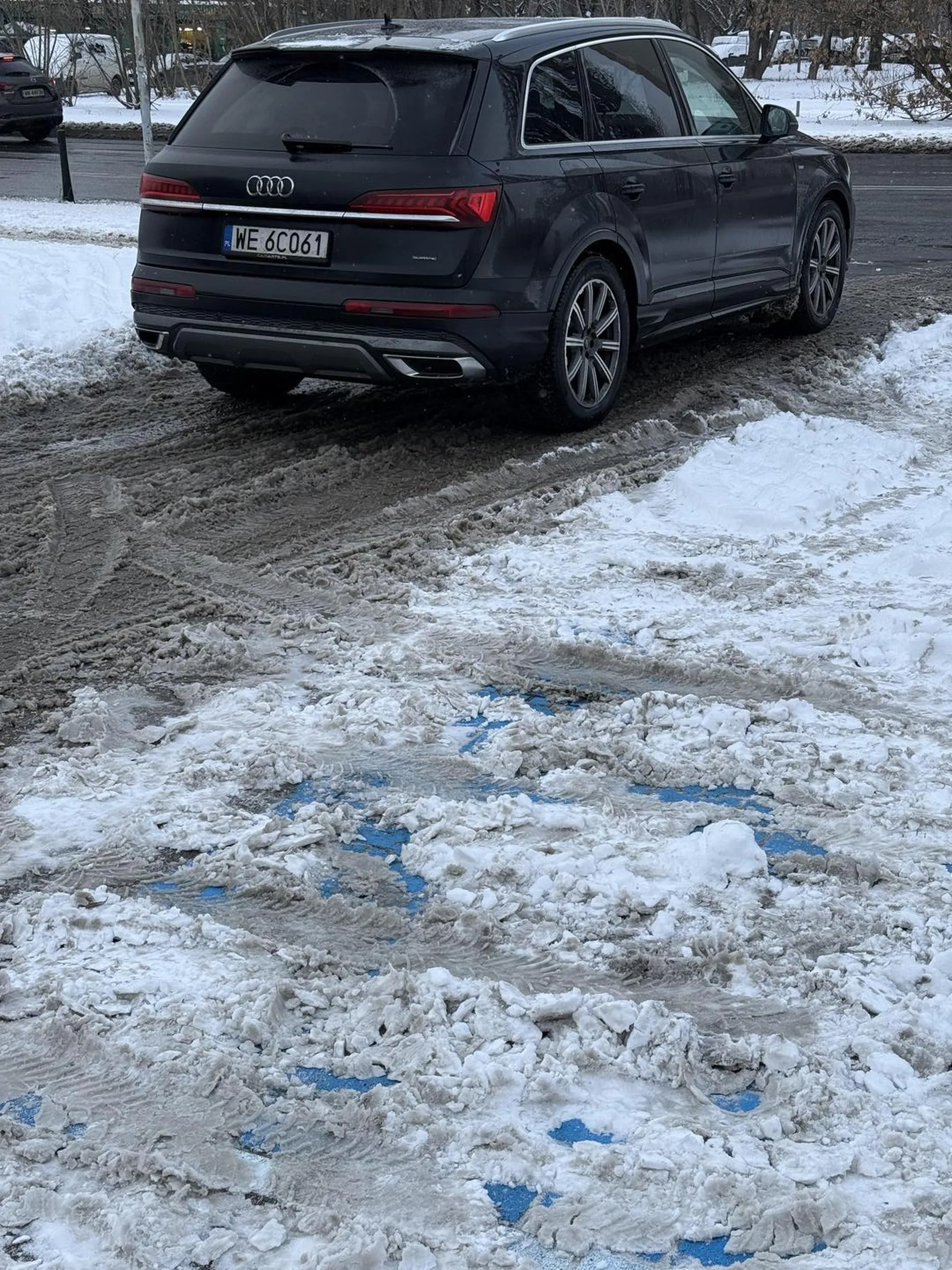 Pięknie zablokowany wyjazd z parkingu. Wszyscy chcący wyjechać musieli cały parking na wstecznym bo panicz musiał do rossmana albo frac wyskoczyć przed sylwetrem. Nie pozdrawiam a na parkingu było dużo wolnego miejsca
